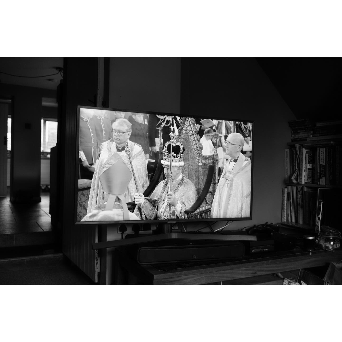 Watching history unfold on the telly box. Jack wasn&rsquo;t happy that he didn&rsquo;t get a sandwich 🥲

#coronation #documentoryphotography #blackandwhitephotography #docuinstaloop #bnw_captures #documentyourdays #socialdocumentary