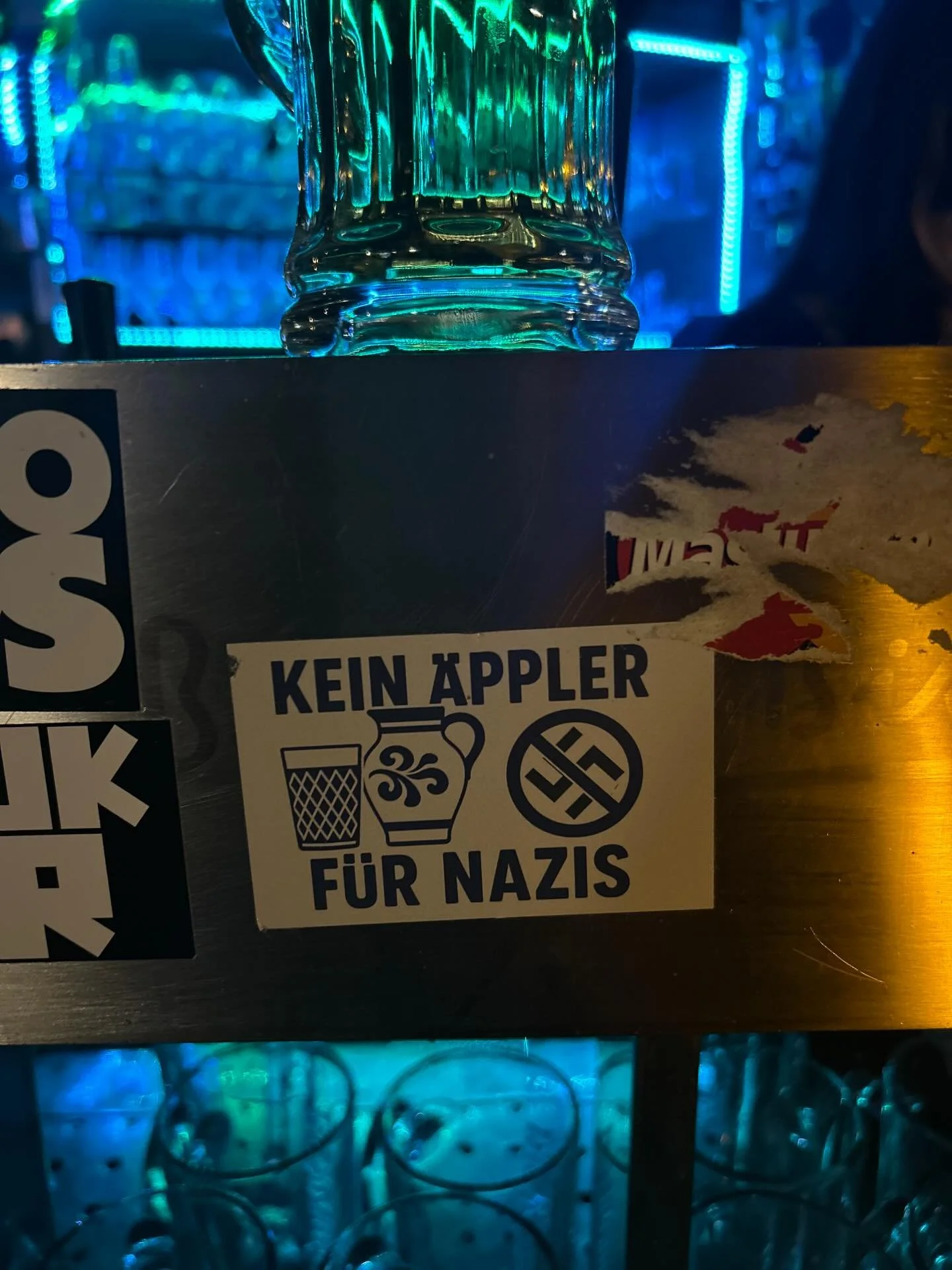 Wir sollen neutral bleiben? Ahhhh okay. Und nein danke. 

Rassismus, Tierqu&auml;lerei, Gewalt, Menschenhass, Menschenfeindlichkeit, Diskriminierung und und und. 

Hier gibt es keine Meinung. Hier gibt es keine Neutralit&auml;t. Punkt. 

Erhebt eure 