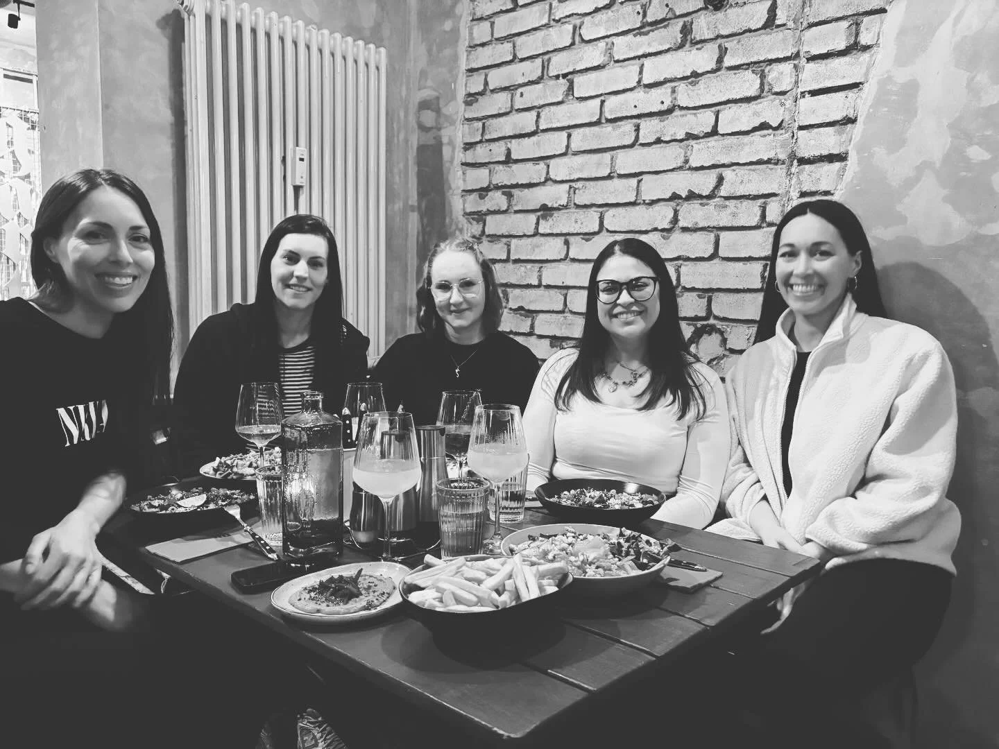 Immer mal wieder ein kleines Bildchen, damit ihr auch unsere Gesichter vor Augen habt, wenn ihr mit uns sprecht 🐁

Hier ein Teil des Menschen-Teams von Caesar&hellip; von links nach rechts:

Katarina, Laura, Jenny, Noemi und Kristina.

Unser Team is