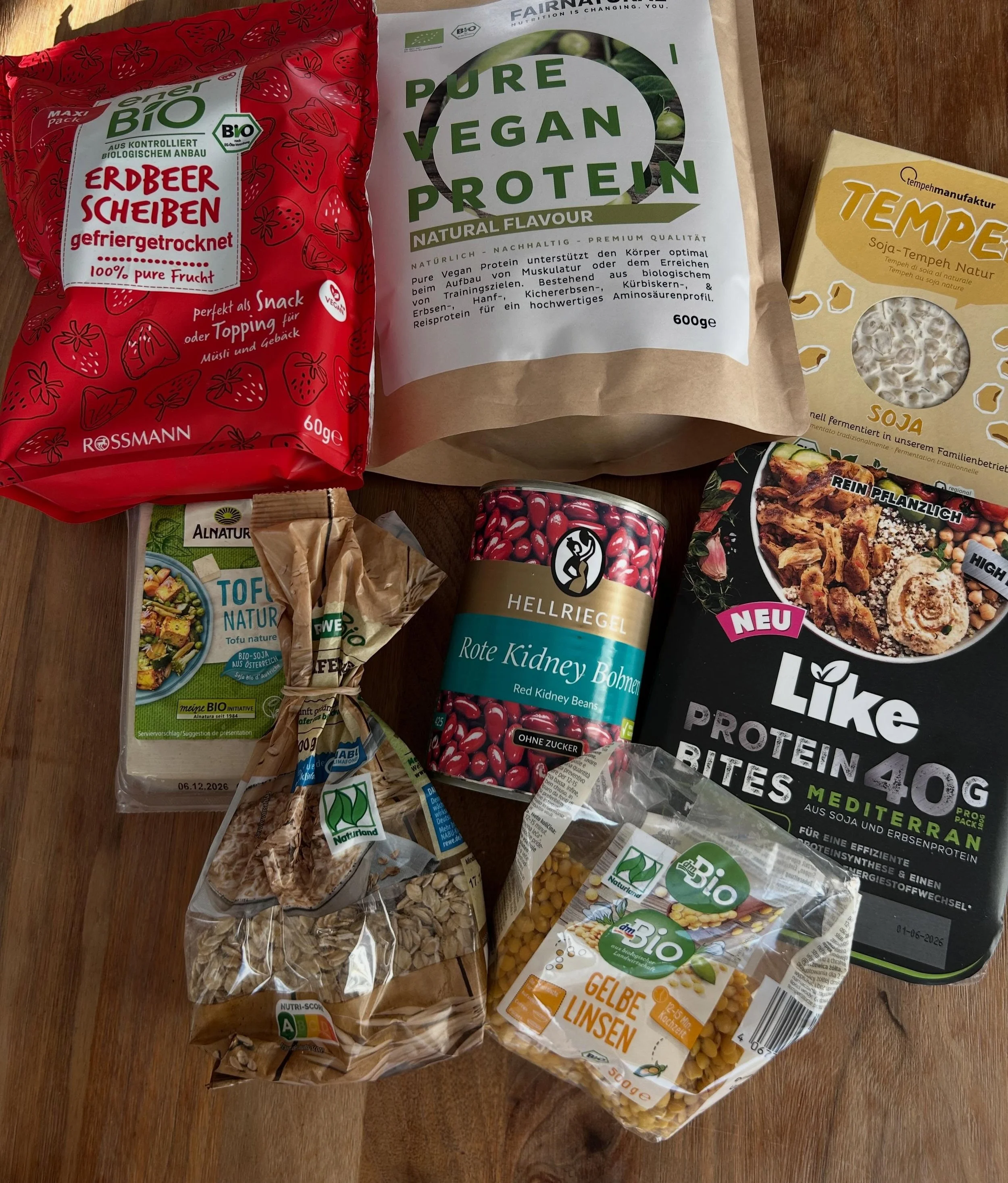Vegan und proteinreich? Absolut kein Problem. 🌱

Viele glauben noch immer, dass es schwierig sei, als Veganer genug Protein aufzunehmen. Dabei gibt es unz&auml;hlige pflanzliche Lebensmittel mit einem beeindruckenden Proteingehalt.

Ein paar Beispie