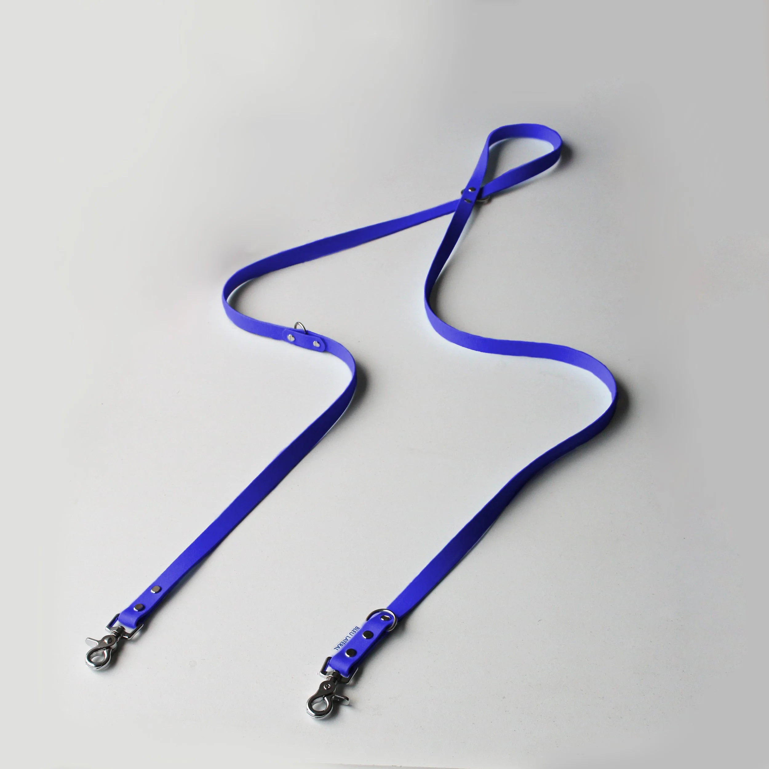Laisse chien multi position double biothane impermeable resistant bleu electrique.png.jpg