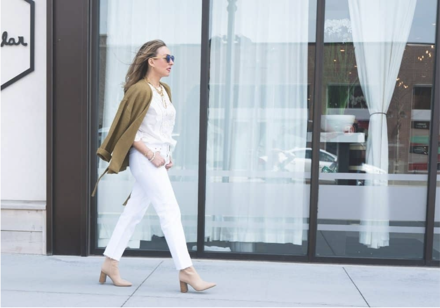 Yes, you can wear white after labor day! White jeans / pants for