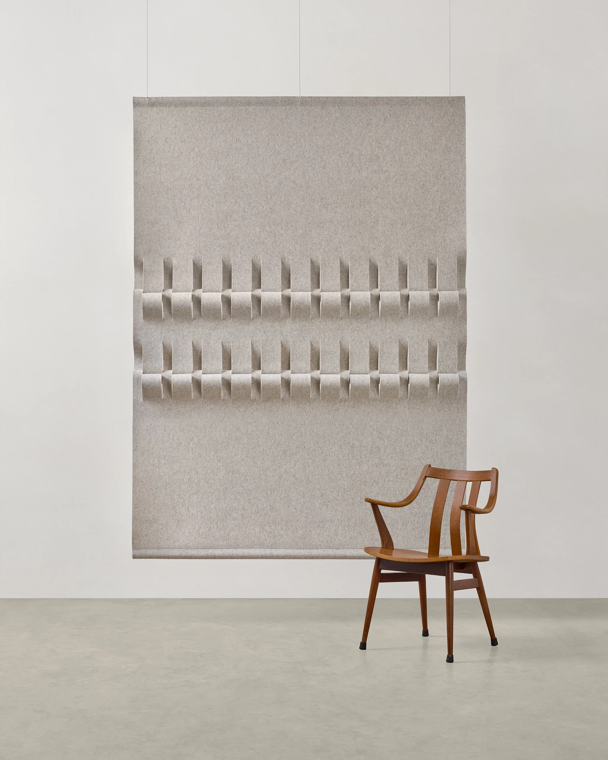 BRASSA M, a partition panel 100% wool felt. Available widths: ± 50 cm, ±80 cm en ±170 cm per panel. Custom sizes on request.