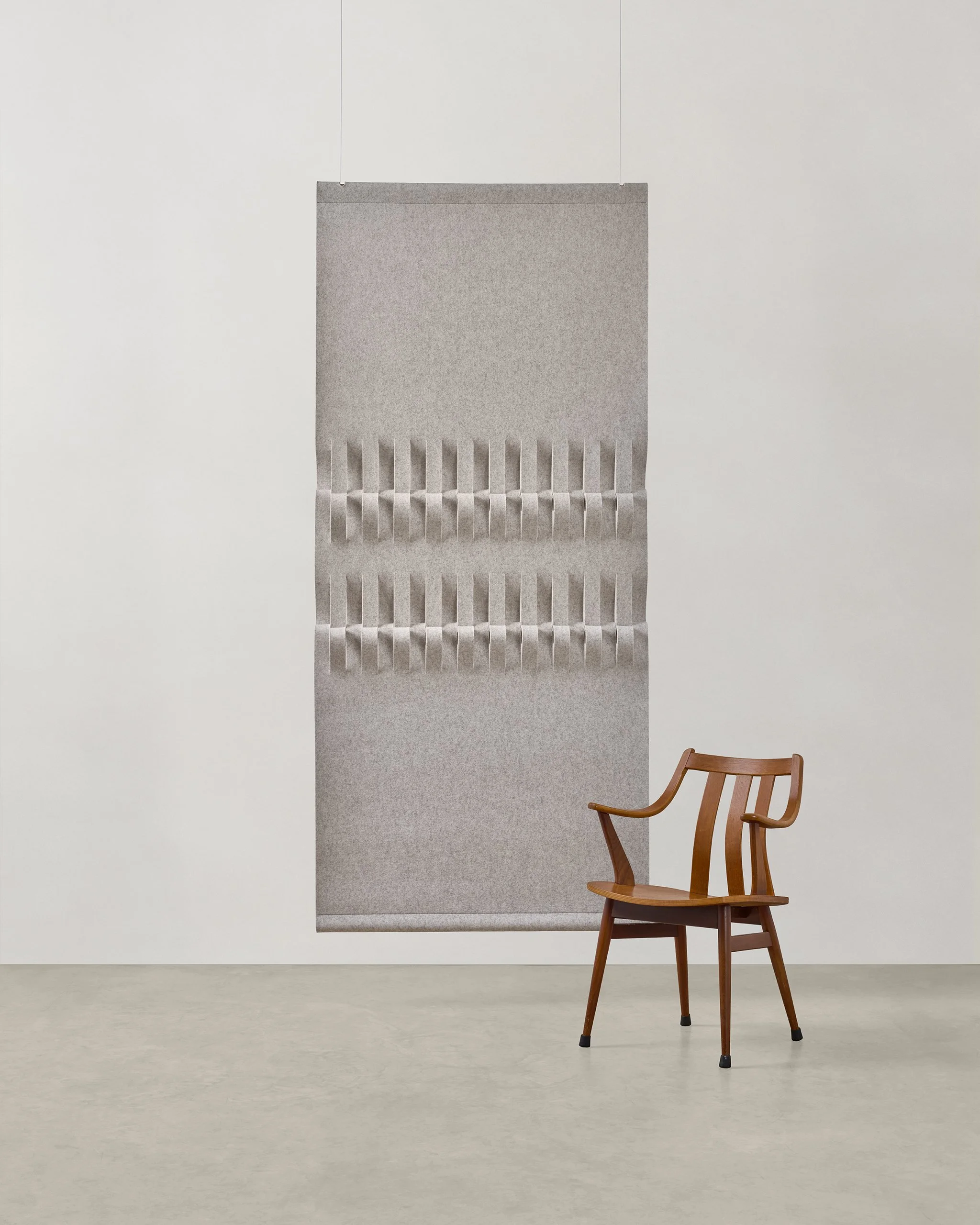 BRASSA S, a partition panel 100% wool felt. Available widths: ± 55 cm, ±85 cm en ±175 cm per panel. Custom sizes on request.