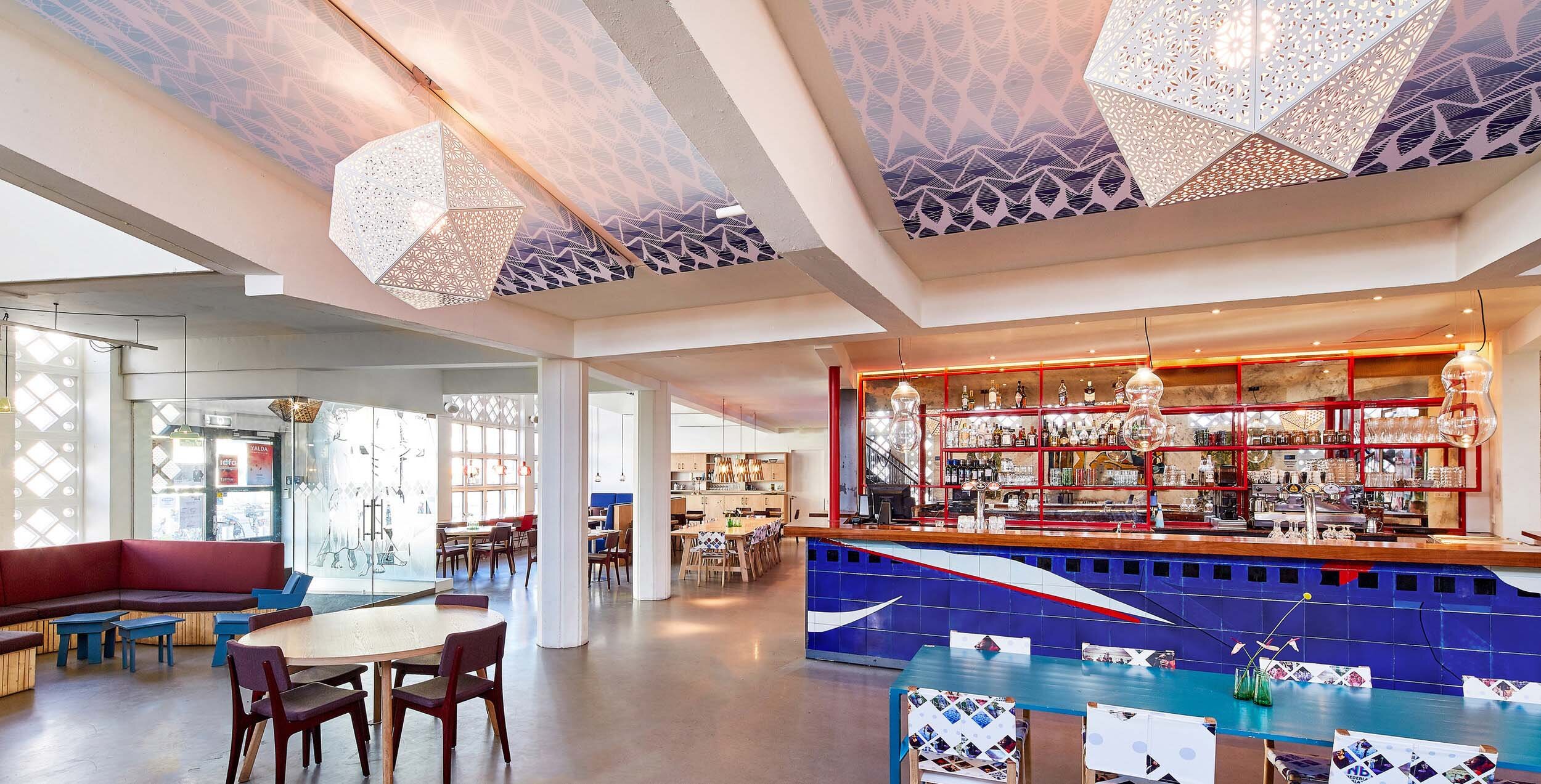 PODIUM MOZAIEK. Acoustic panels at the ceiling.