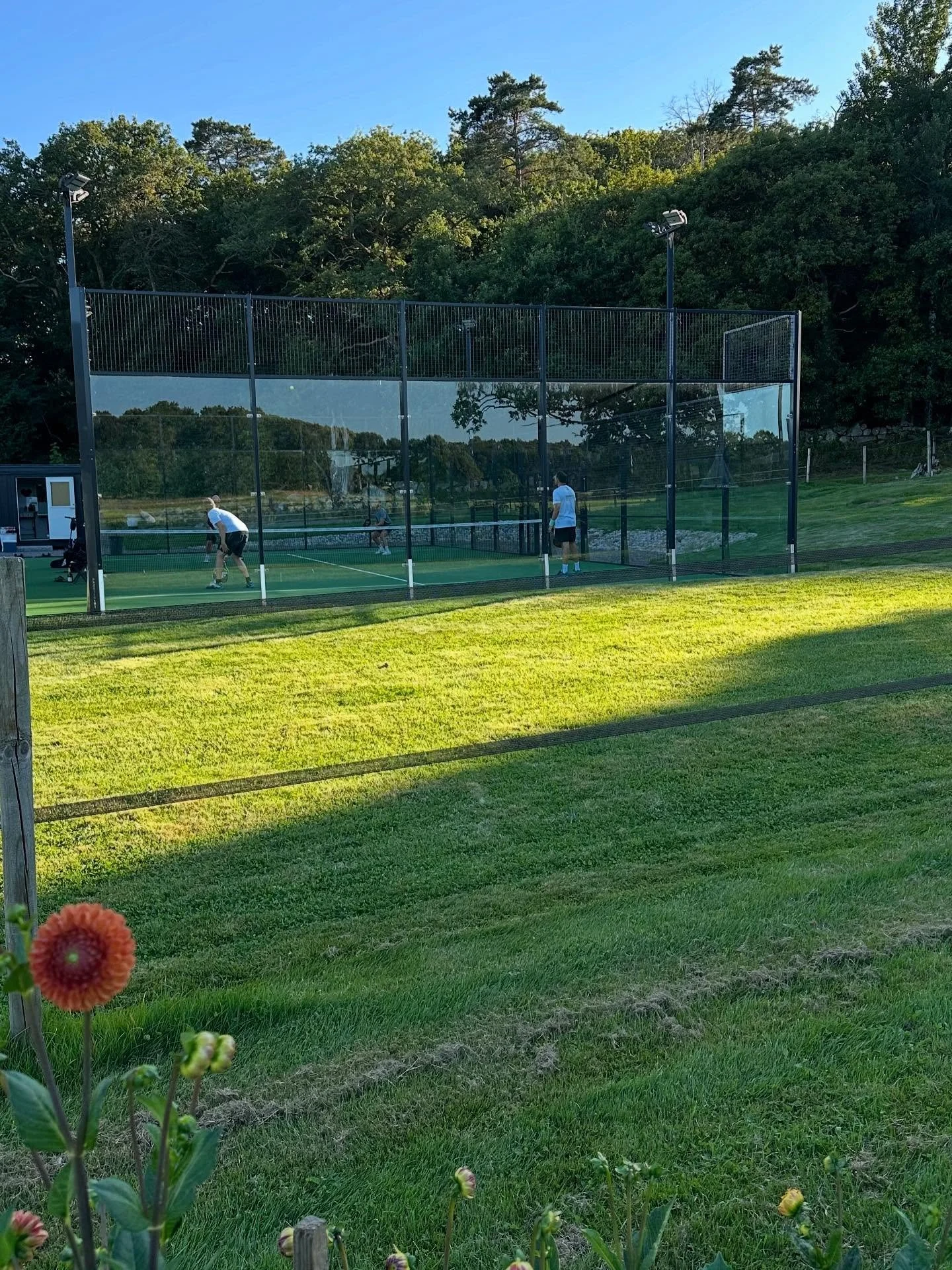 Kv&auml;llarna &auml;r magiska. Fullt spel varje kv&auml;ll p&aring; v&aring;ra banor! Tack f&ouml;r att ni kommer och spelar🤗🎾
