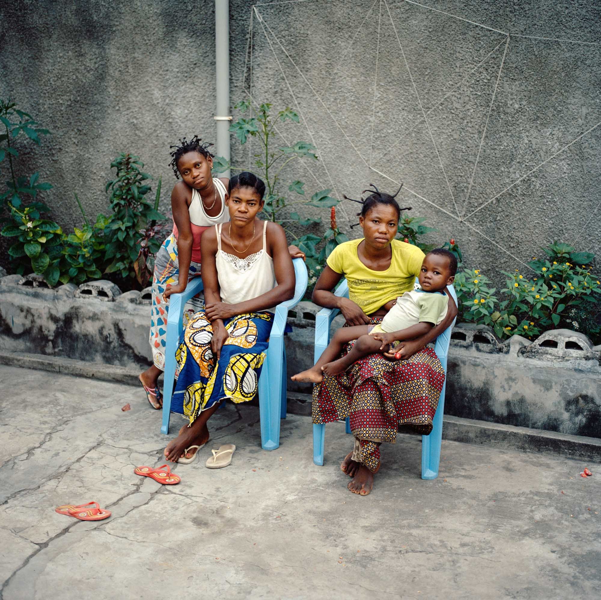 Rosette, Mambuta and Nzusi sit in the courtyard of the House. Enoch does not leave his mother's breast. The time seems long at times, and the dates of intervention are uncertain.