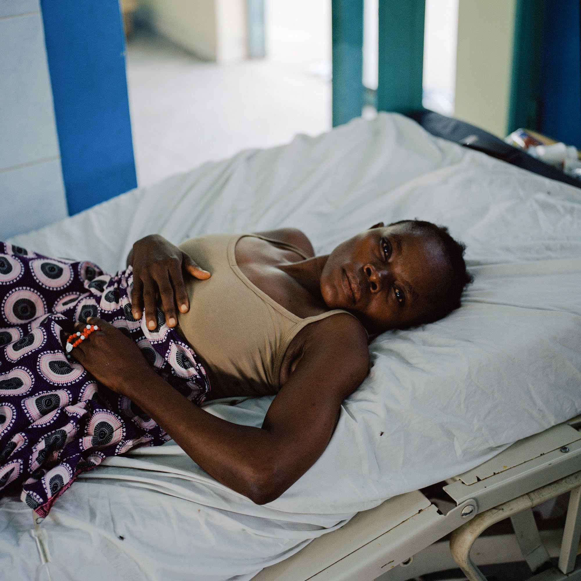 Christine is recovering from her surgery. Always marginalized because she was childless and handicapped by polio contracted when she was a child, she came to live in Kinshasa in 2010. A few years later, she became pregnant. The man is 