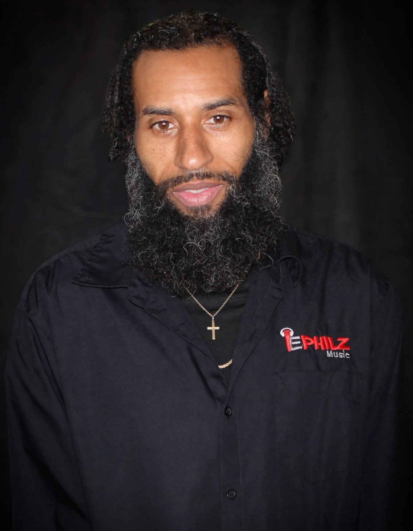 Portrait of Ian, mindset coach and DJ/producer