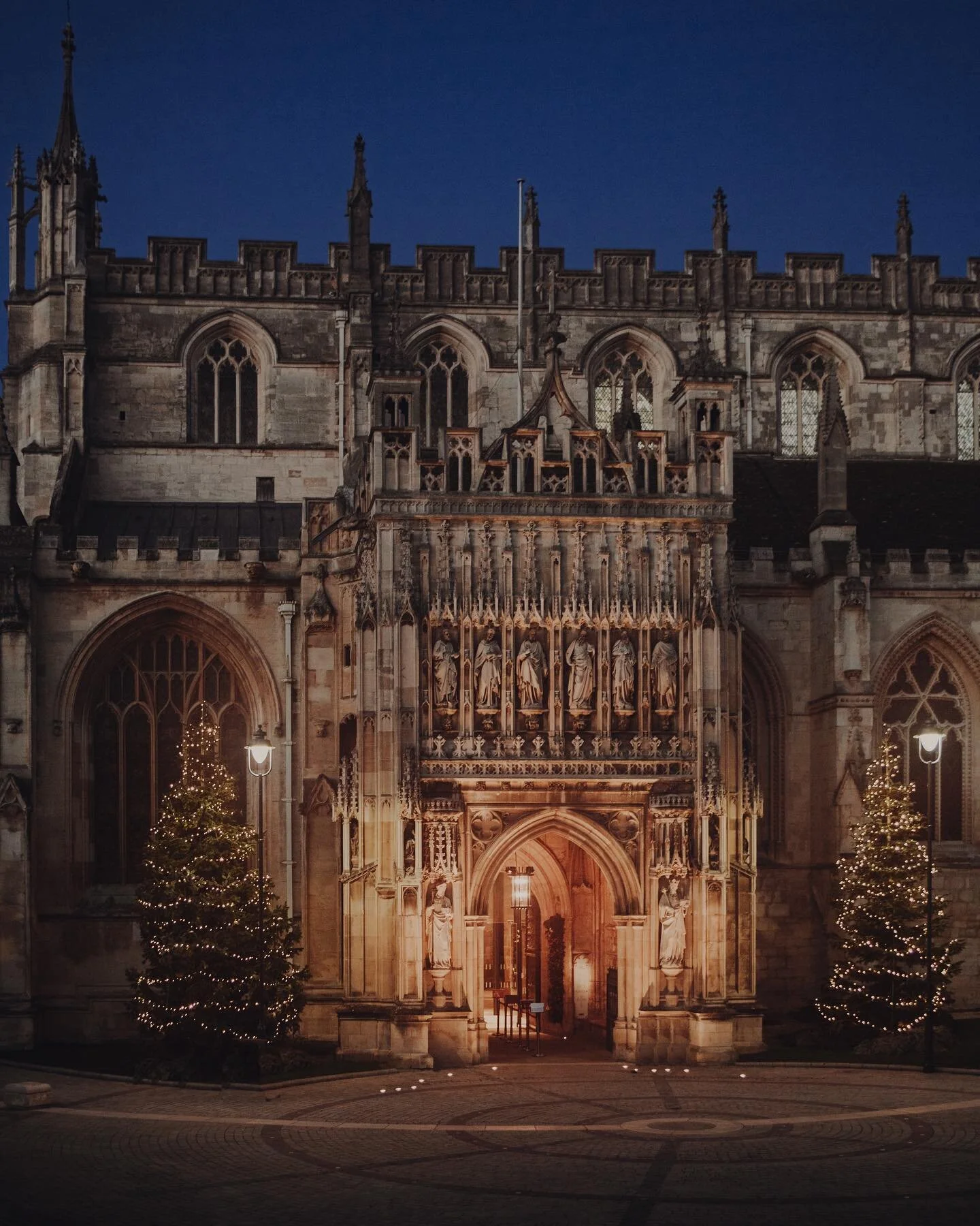 Sorry I didn&rsquo;t post for a week but I&rsquo;m back now❤️ I visited Gloucester Cathedral the other day and it was absolutely magical so I will be sharing lots of pictures of it 🥰 This is a handheld shot btw 2.8 f + steady arms 💪🏼 Happy Sunday!