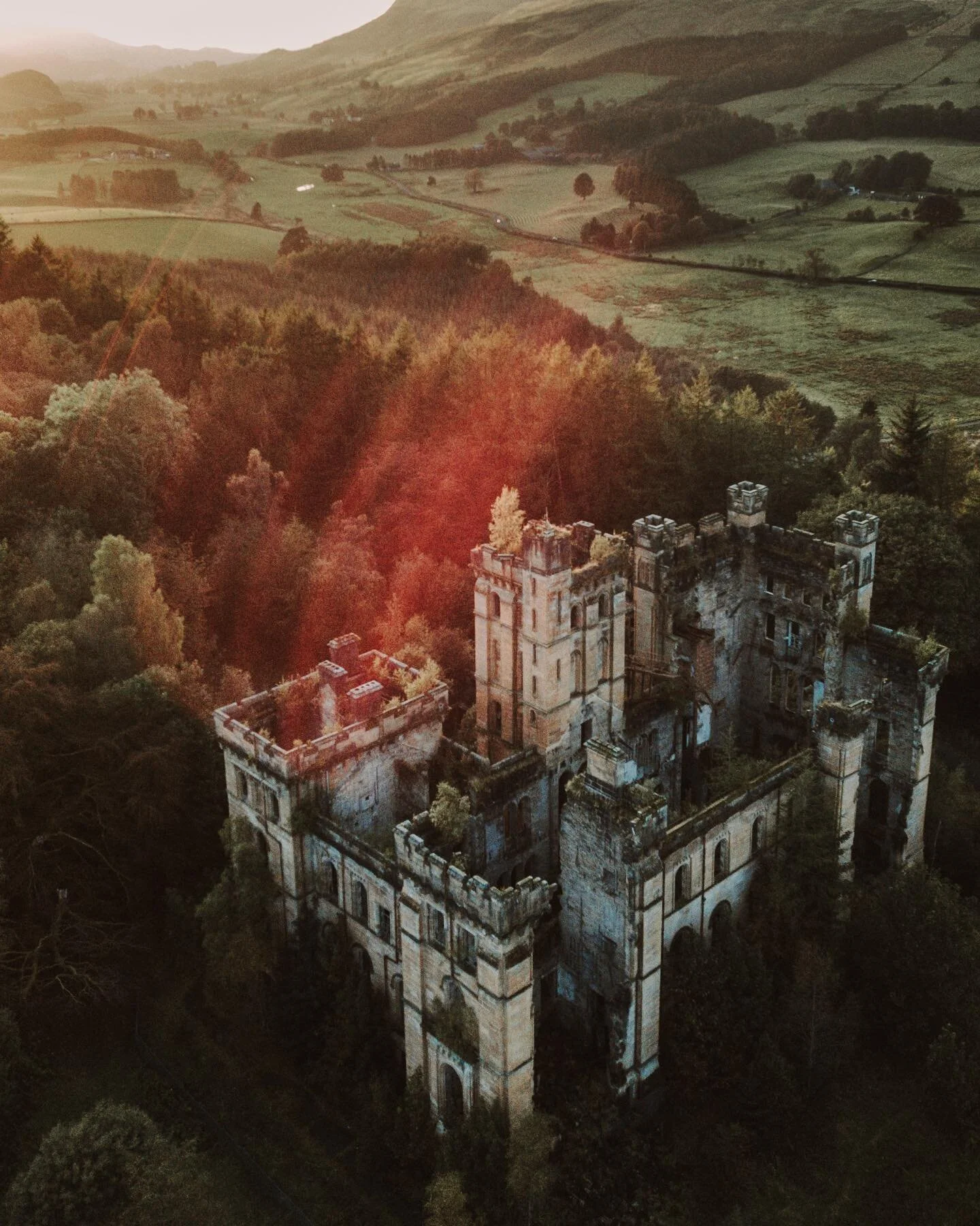 Жуткая история замка в комментах 🇷🇺 ⬇️ I&rsquo;ve been to Scotland only for 4 days in my life so far and I have hundreds of places I want to see! So on that trip we had a very tight schedule and this was our last stop. I visited a few amazing aband