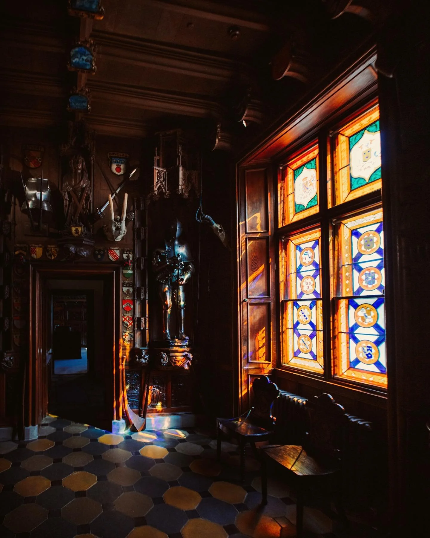 Such a relief not thinking about what to write 💭 Thanks everyone for your understanding 🙏🏼 So I&rsquo;ve not had interiors for a while! Here&rsquo;s one - capturing the light through the gorgeous stain glass windows at Abbotsford ❤️ Какое облегчен