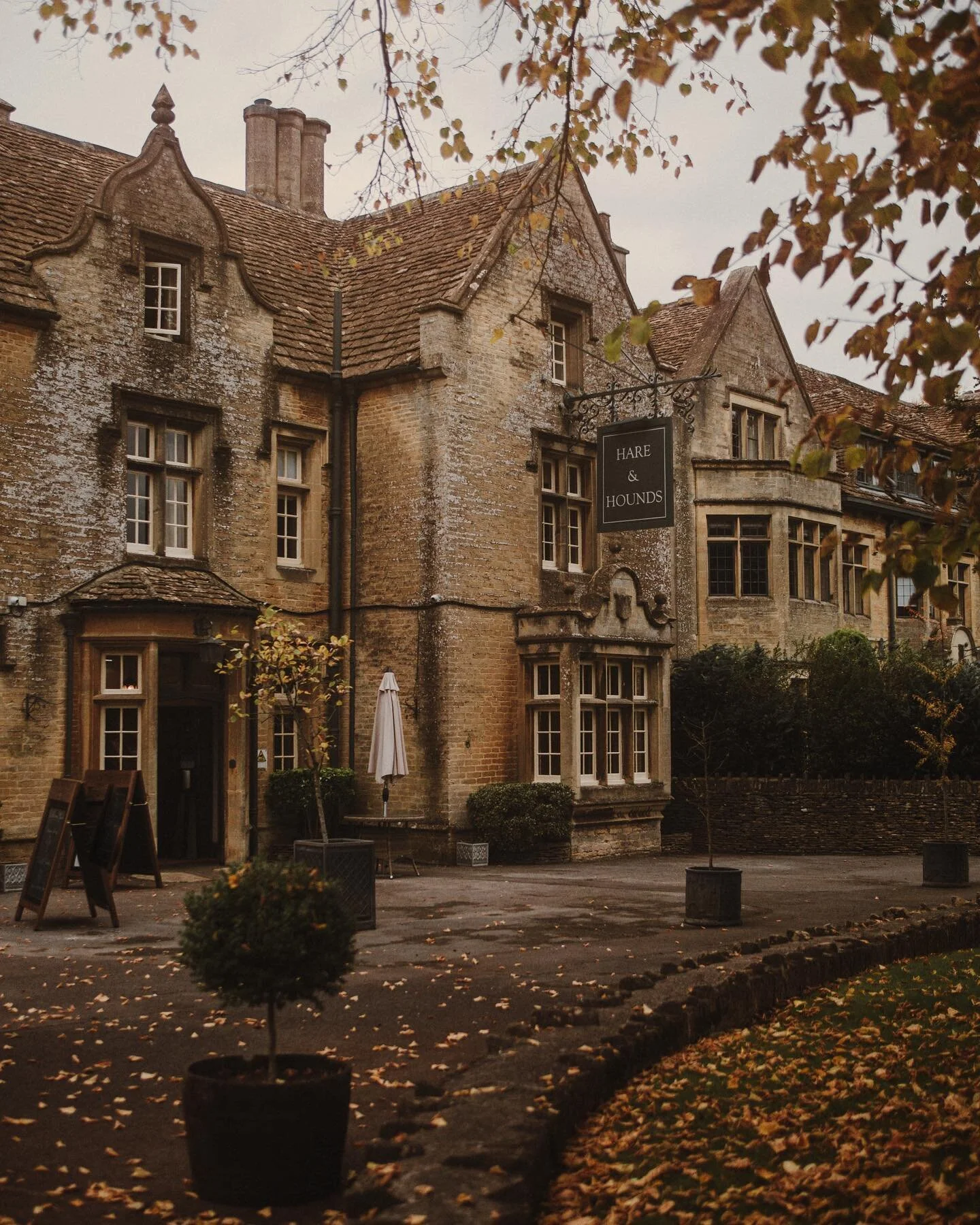 I&rsquo;ve got a little confession to make. Countless times I wanted to post something and when it comes to writing a caption I get stuck🥴It&rsquo;s really frustrating and I end up not posting at all! In a few days I would try again but it&rsquo;s l