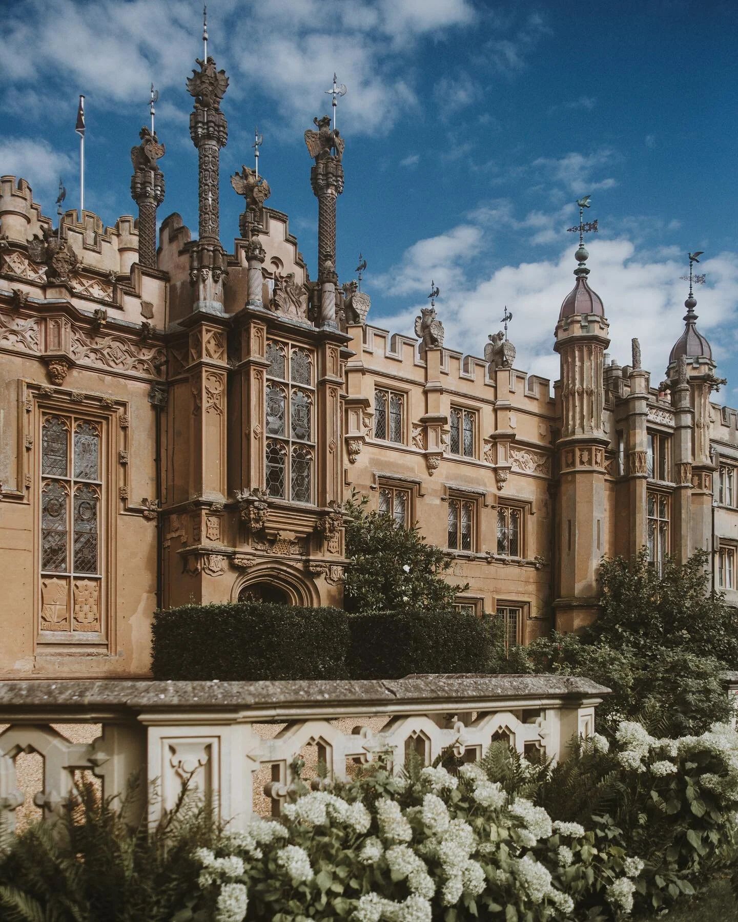 Меня это место очень давно притягивало, но открыто для посетителей оно только в летний сезон! Последние несколько лет мне все не удавалось съездить, даже не смотря на то, что особняк находится совсем недалеко от нас! И вот наконец-то это свершилось! 