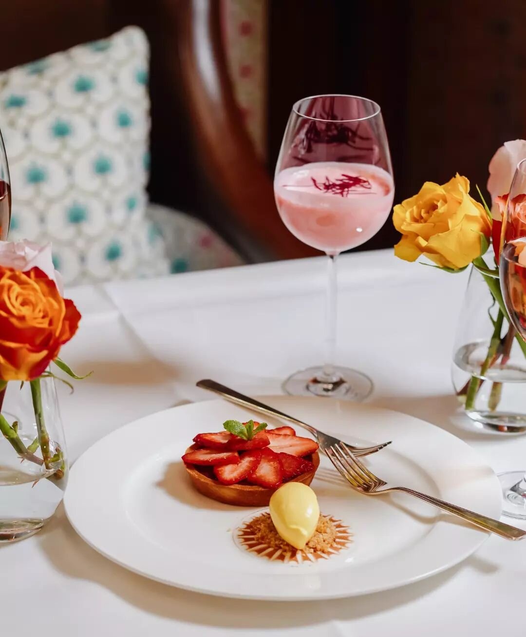 If Valentine's Day has somehow slipped your mind, we've got you sorted: a chic dinner date at India Club 🌹 last minute tables available via phone or mail.