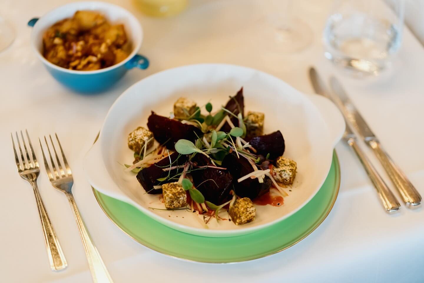 Join us as we step into spring and discover our new creations such as the tandoori beetroot specialty with maple chutney and vegan cheese. #indiaclubberlin