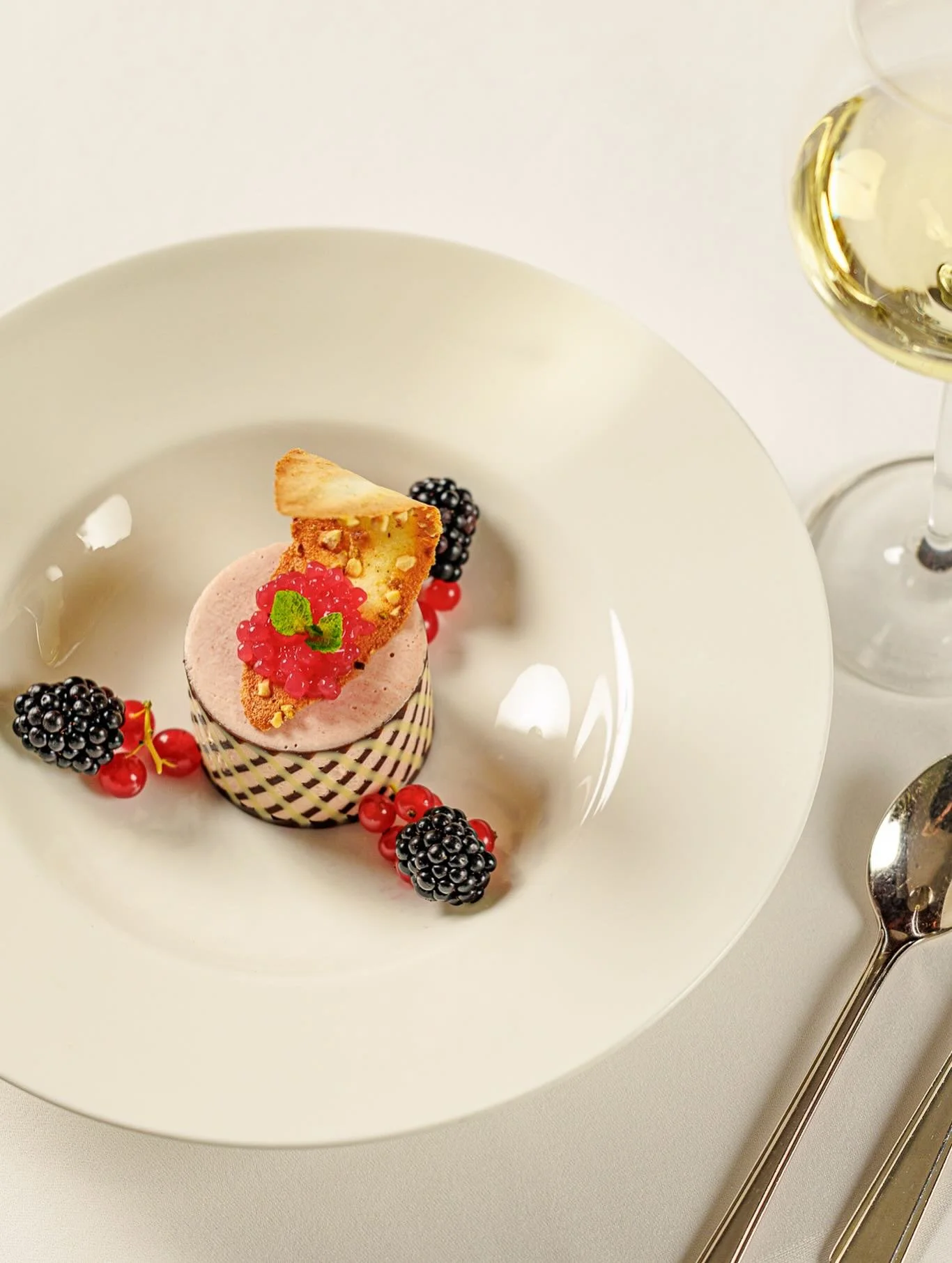 A sweet start to the weekend!
Discover our Pink Guava Parfait &ndash; a refined delight of exotic guava, fresh berries, and fine chocolate, blending into a perfectly balanced treat. We look forward to welcoming you!
#indiaclubberlin