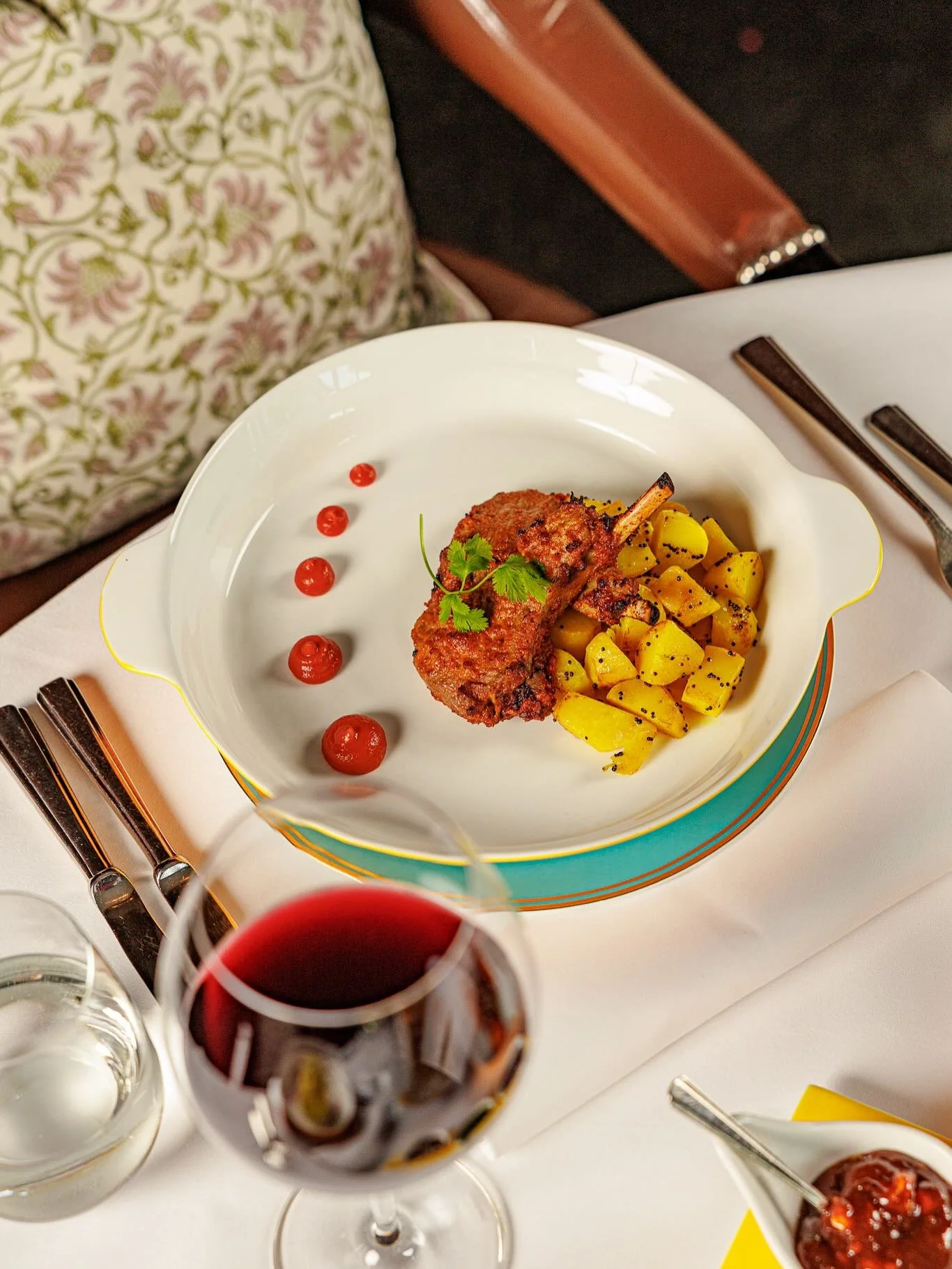 A Tandoor delight &ndash; tender Lamb Chop with golden potatoes in a black mustard glaze, finished with a touch of homemade tomato chutney. See you at India Club.
#indiaclubberlin