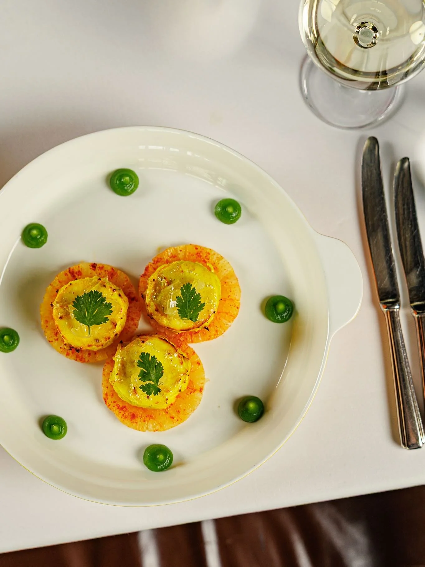 This new Tandoor Special brings sunshine to your plate: Paneer Tikka Chaat featuring soft paneer cheese with creamy filling, complemented by apple chutney and papaya. 
#indiaclubberlin