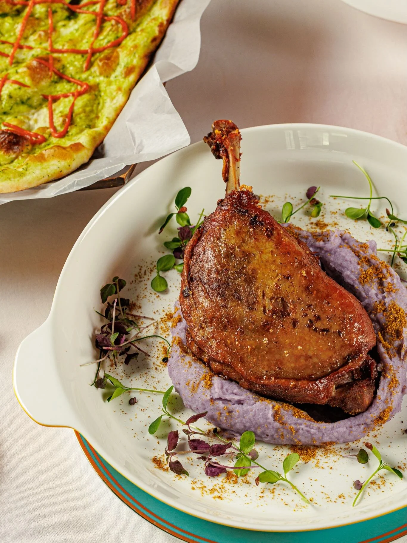 Have you tried our crispy Tandoor Duck? Honey-mustard glazed, perfectly crisp on the outside and tender inside, served with silky purple potato mash.
#indiaclubberlin