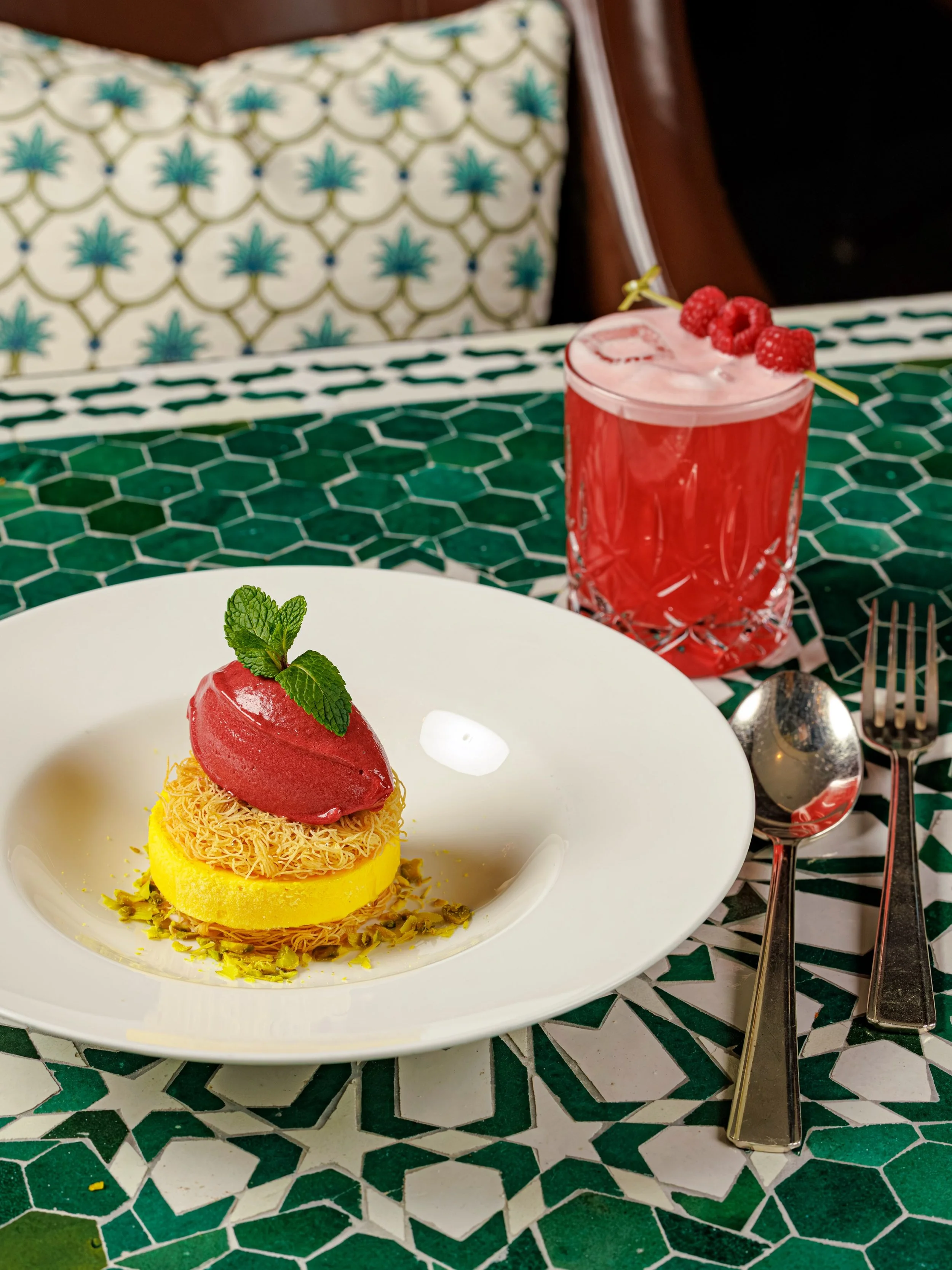 Hot days – cold desserts! 
Treat yourself to our Mango Parfait, layered with crispy vermicelli and topped with blueberry sorbet.
Join us at India Club.
#indiaclubberlin