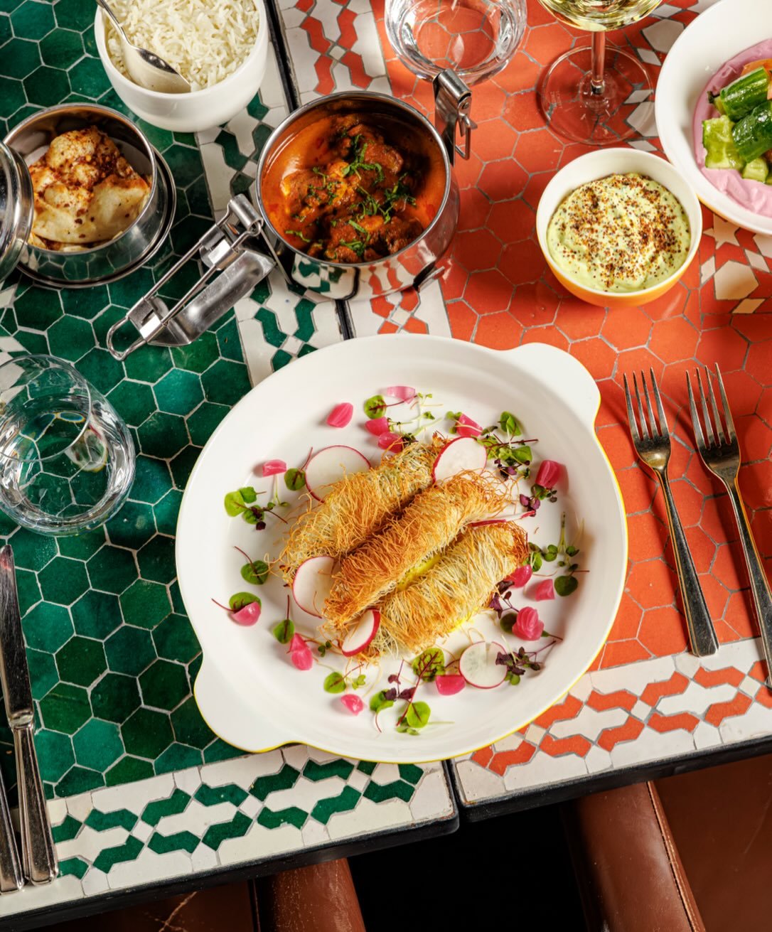 Fresh from our tandoor: Bhunga Jhinga
Crispy Black Tiger shrimp coated in vermicelli, with an irresistible golden crunch and a juicy center. 
A perfect balance of texture and flavor in every bite.
Join us at India Club.
#indiaclubberlin