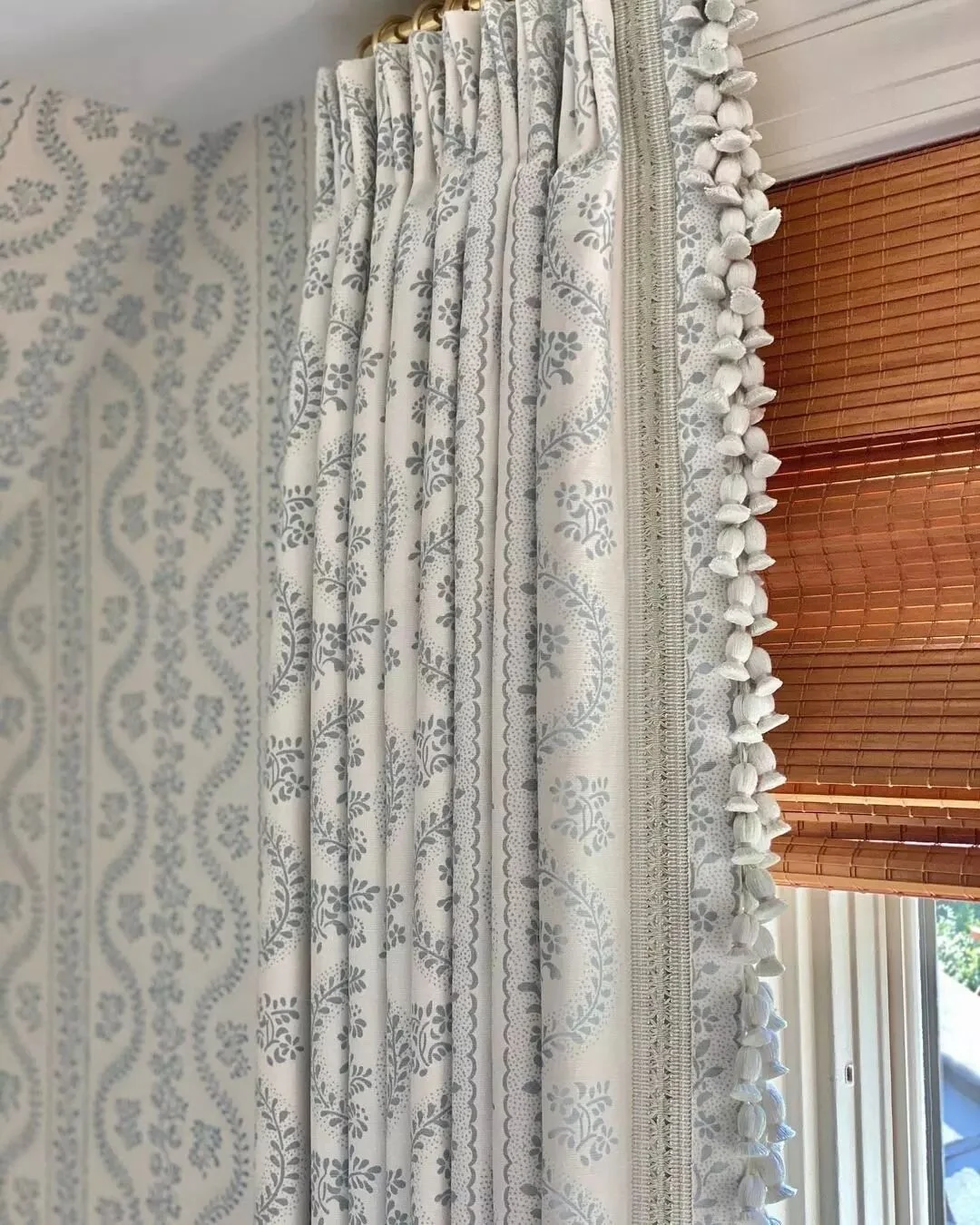 Knotty bits.
​
​Luv @sisterparishdesign&nbsp;fabric on repeat.&nbsp;😎💙 
​
​📸&nbsp;/ Regram&nbsp;@kendallrabuninteriors&nbsp;
​
​.
​.
​.
​
#repeatday
​​#interiordesigninspo
​#interiorfabrics
​#curtains
​#wallpaper
​#luxestyle
​#traditionalhome
​#bl