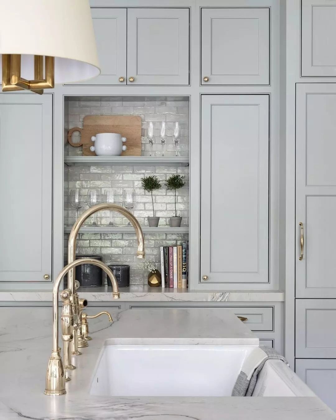 Coffee and hints of green make Mondays better. ☕ 💚
​
​📸&nbsp;/ regram @katiedavisdesign
​
​.
​.
​.
​
​#kitchendesignideas
​#kitcheninspo
​#kitchencabinets
​#homeinspo
​#interiordesign
​#interiorideas&nbsp;
​#interiorstyle
​#luxestyle
​#luxeathome 
