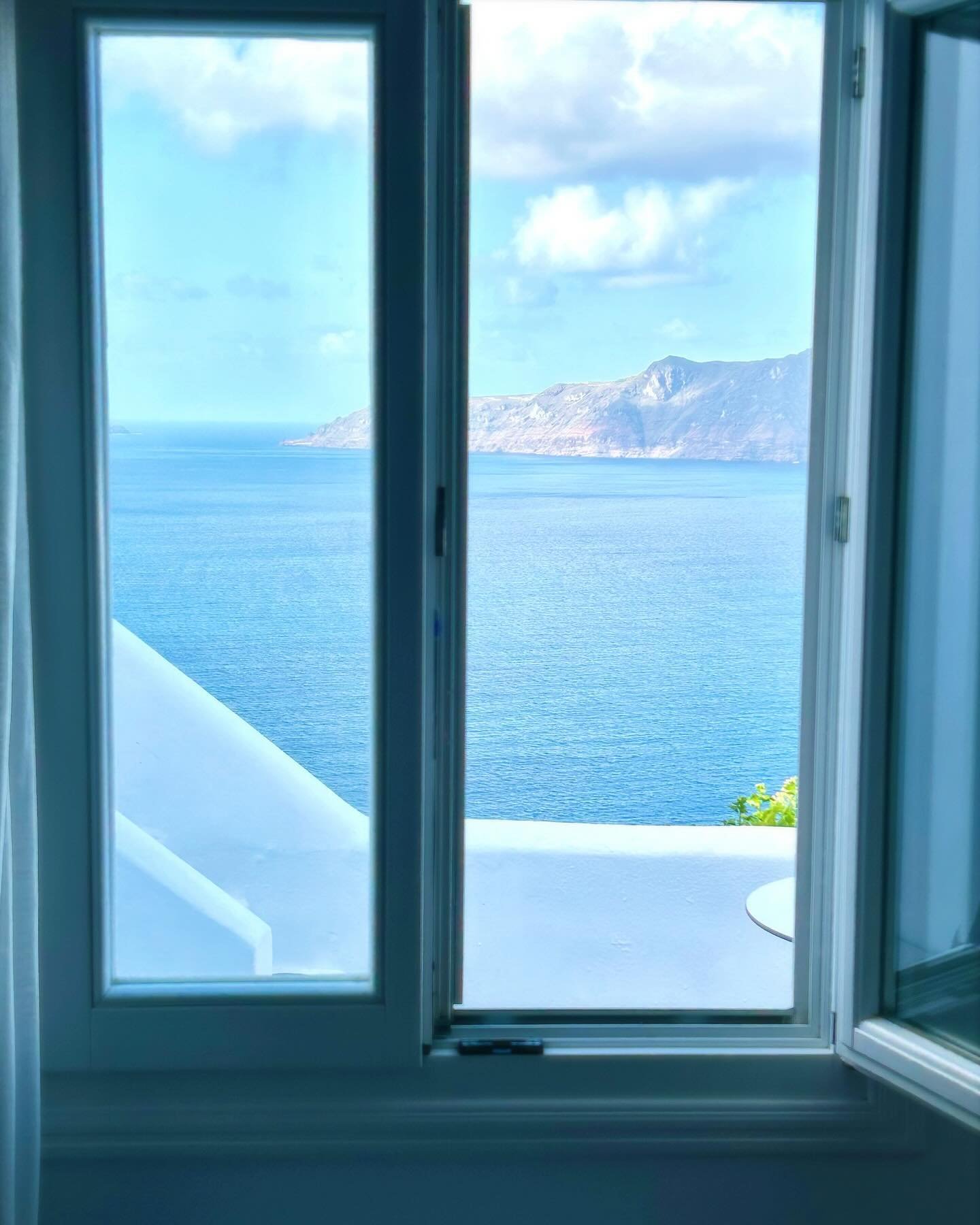 We love that &ldquo;this is our view!!!&rdquo; text 🩵&hellip; only possible by working alongside our amazing partners, like @kirinisantorini and @leadinghotelsoftheworld! 
-
-
#katikies #katikieskirini #leadinghotelsoftheworld #traveladvisor #duende