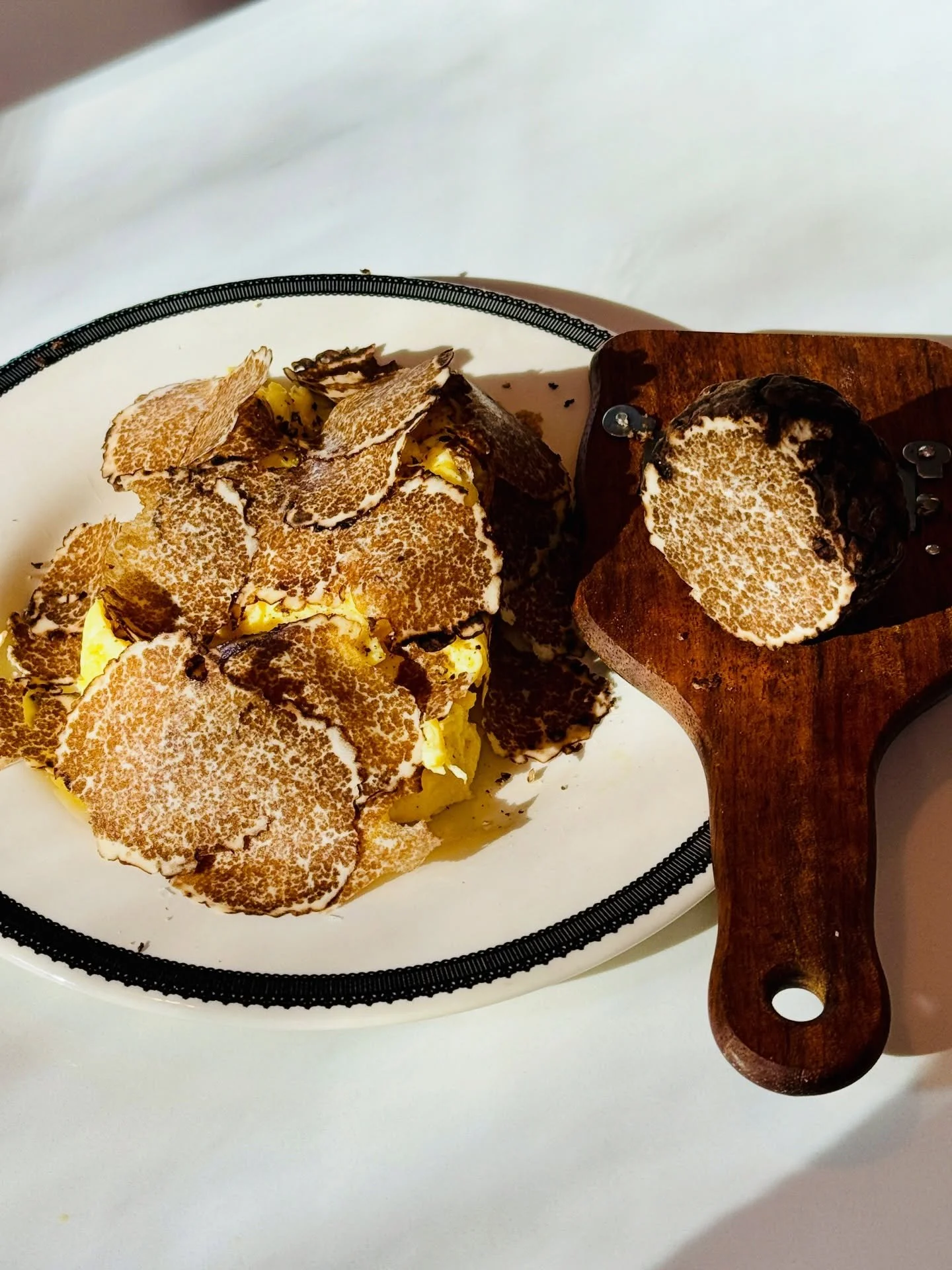 The ratio of scrambled eggs to Blue Ridge truffles from @wildwildgood is almost 1:1. 🤣

Such a happy way to break in my truffle shaver from @tartufimorra. 

#truffle #truffles #trufflehunting #truffleseason #truffled #truffling #trufflingfortreasure