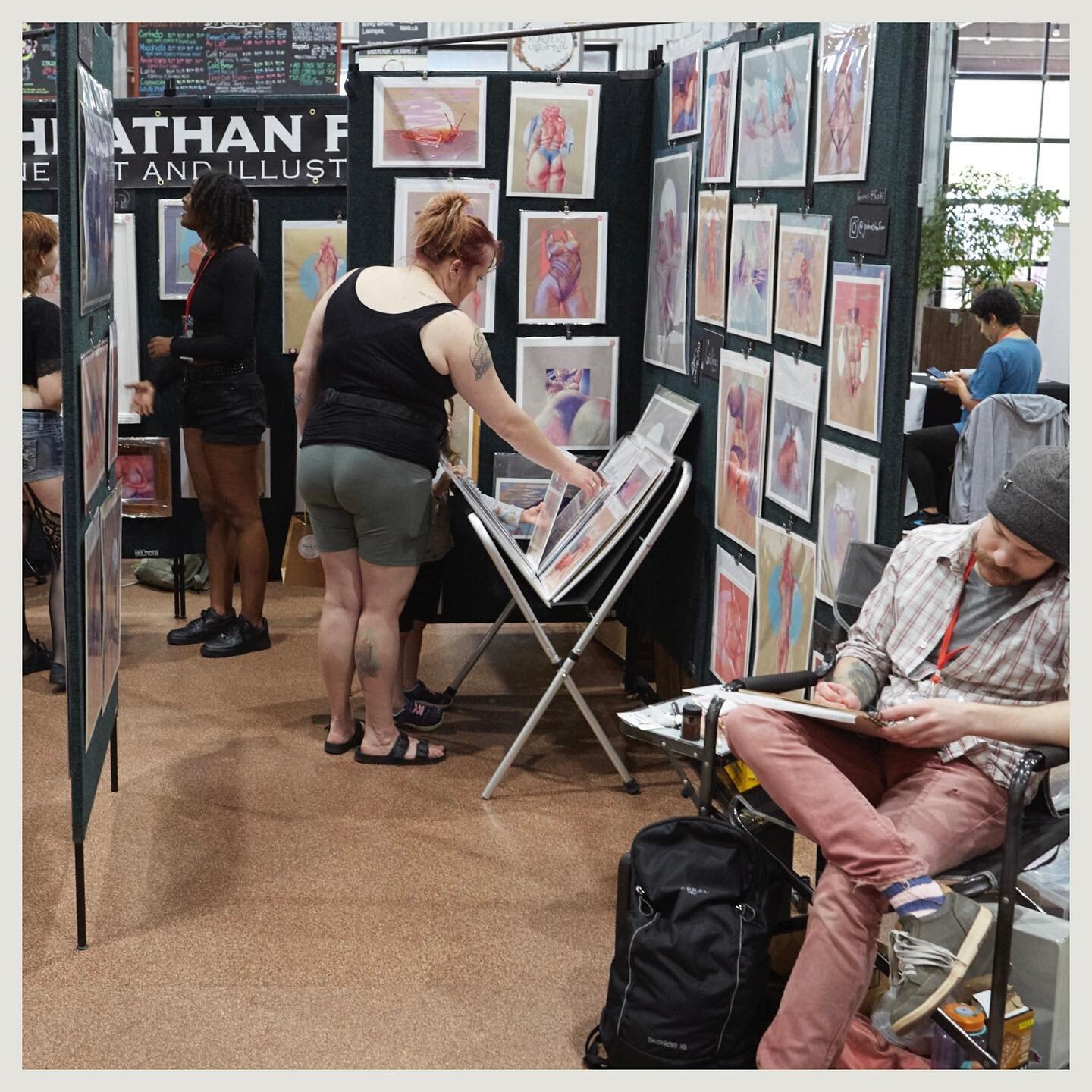 Creative minds never rest. Artists working and demonstrating their process during the Iowa Pop Art Festival!

📸: Brendan Paul
@abbylong237 
@brutal.doodles