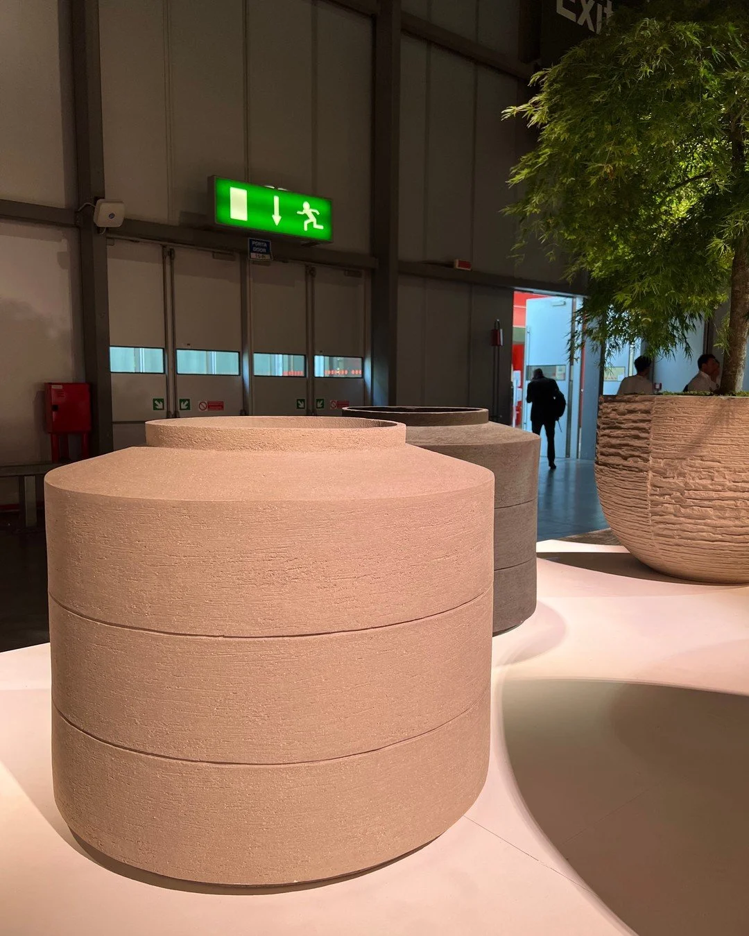 Great outdoors - Part 3

Atelier Vierkant promotes clay to design. They come in hand when looking for unique clay pots to refine your outdoors areas.

Tribu brings more fluid and domestic lines, using warm shades and few terracotta accents. Tribu pav