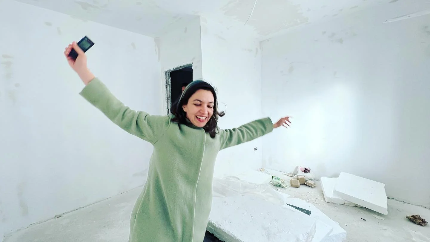 Woman on site #mantaraystudio #littlelesscomfortable #romania #2022