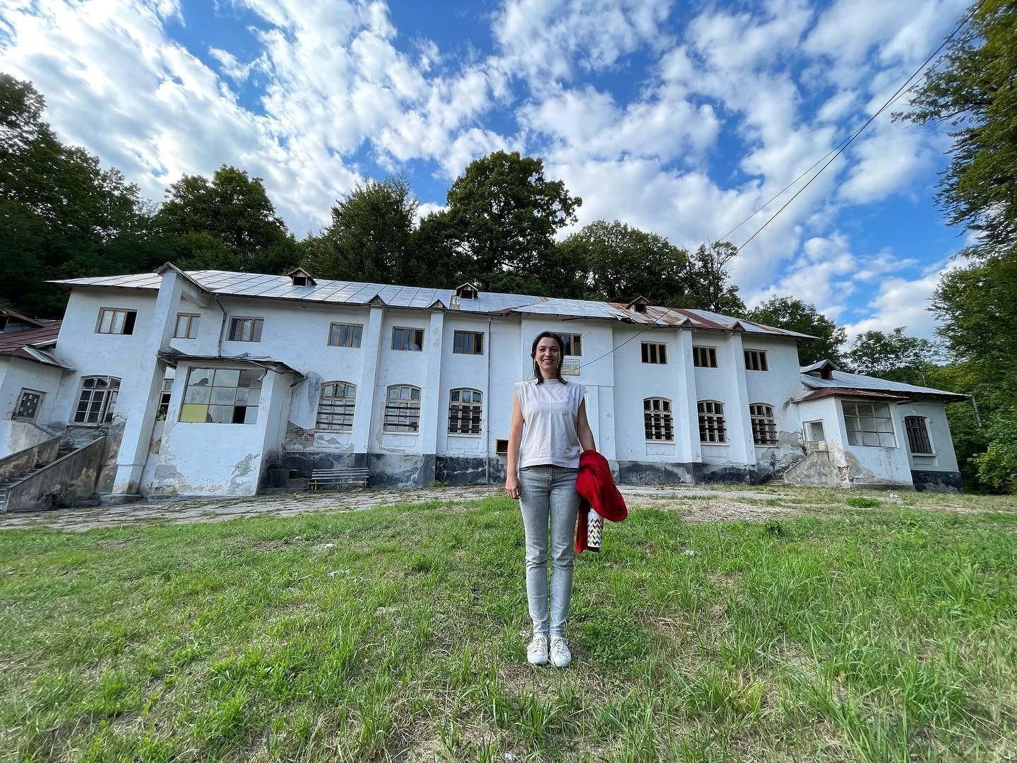 Prima zi de școala #dyingcities. I spent my primary school in this building. I remember playing hide and seek in the forest surrounding the school and I could still recall the smell, the classes and people around it. Growing up in a #dyingcity makes 