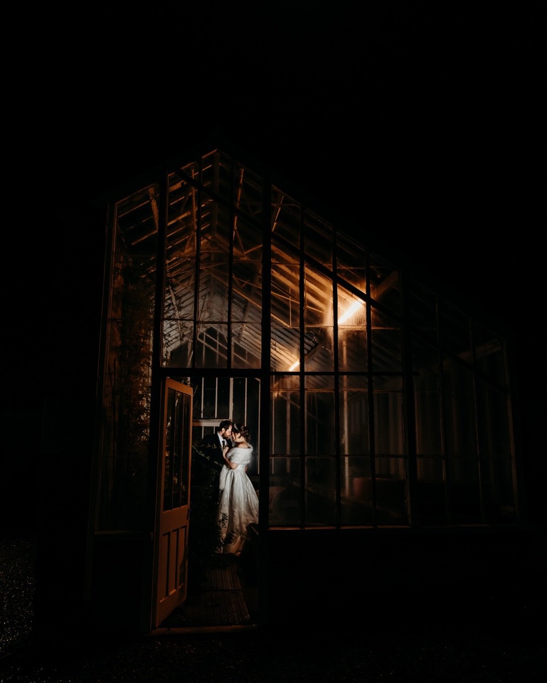 Ian &amp; Charlotte 🤍
Married yesterday at the stunning Coombe Lodge! a perfect winter wedding with the best festive vibes. Such a fun day with these two and we can&rsquo;t wait to work on the rest of their gallery 🔥

Photos @simonandkianaphoto 
Ve