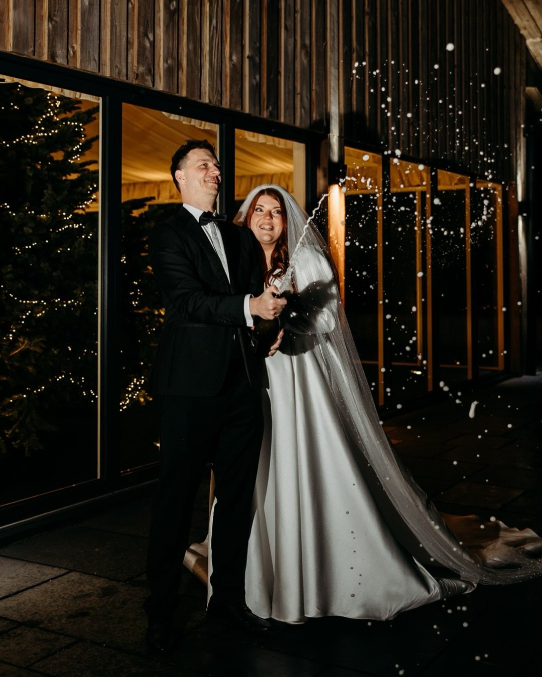 Elliot &amp; Jessy 🎄✨
What an amazing way to wrap up the year! their wedding at Quantock Lakes was full of energy, Christmas vibes, and one hell of a party. Such a pleasure to capture these two and celebrate alongside their favourite people 🤍

Cong