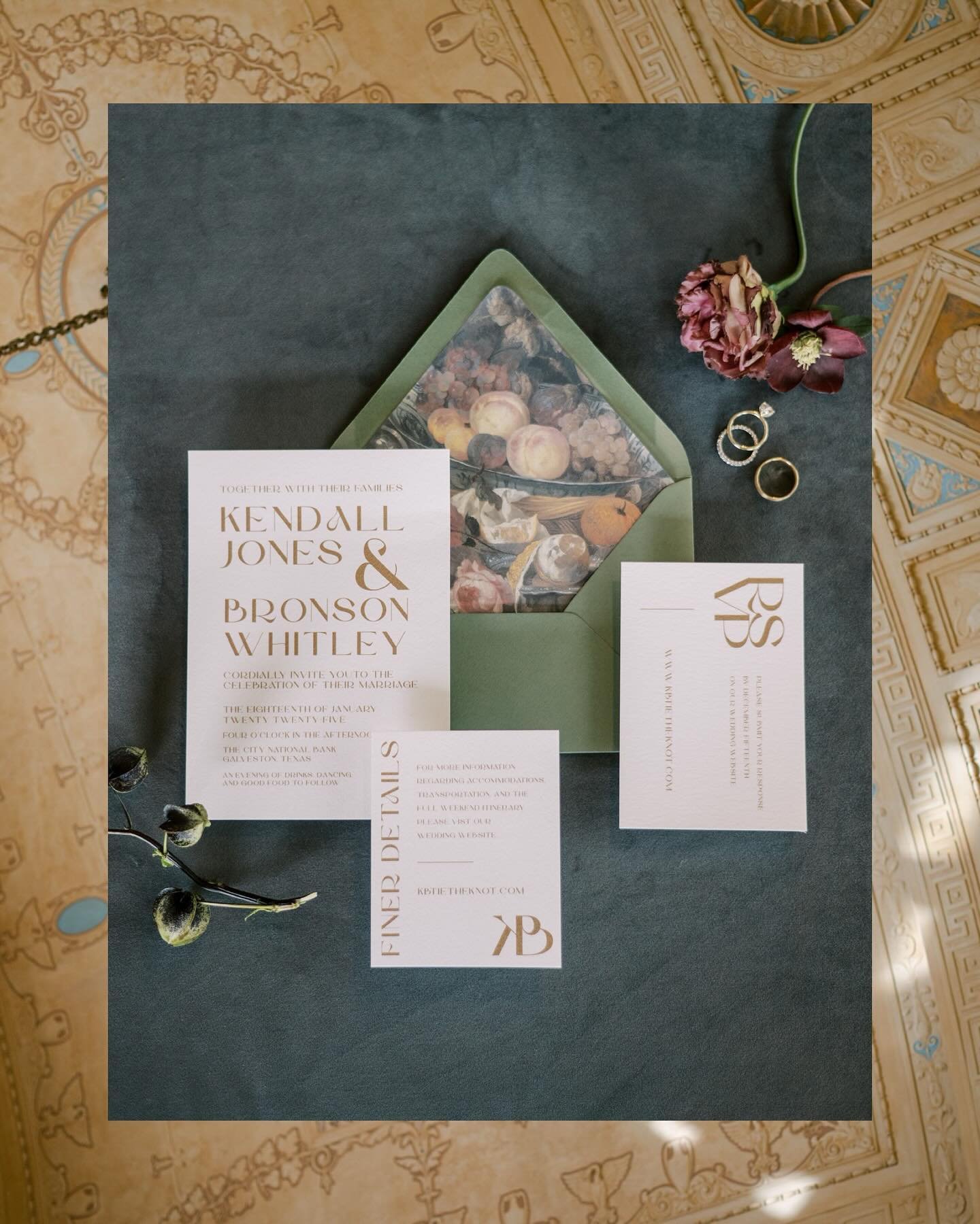 Moody and romantic, clean but opulent. This wedding invitation suite from the winter had it all. 🤩 The art on the vellum wrap matched the florals from the day so perfectly, it was &ldquo;almost&rdquo; too good to be true. 

I&rsquo;m in full design 