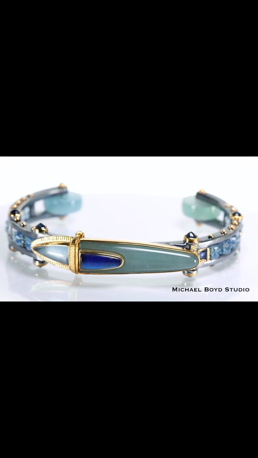 Cuff in: 22k, 18k, Sterling Silver, Aquamarine, Labradorite backed on Lapis, Sapphire, Lapis
“Repurposed” Brilliant cut White Diamonds
*
*
*
*
*
#michaelboydjewelry #michaelboydstudio #cuffhandmade #cuffsofinstagram #goldandjewels #organi