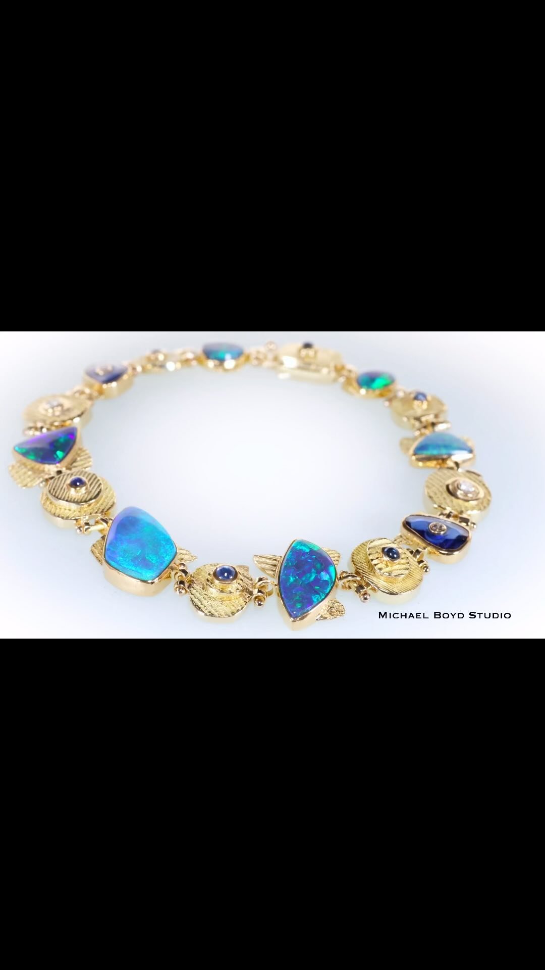 Bracelet in: 22k, 18k, Lightning Ridge black Opals (9.5 cttw), Sapphire, “repurposed” Brilliant cut White Diamonds
*
Video credit: @antillion_designs
*
*
*
#michaelboydjewelry #diamonds #texture #michaelboydstudio #goldjewelry #22k #18k