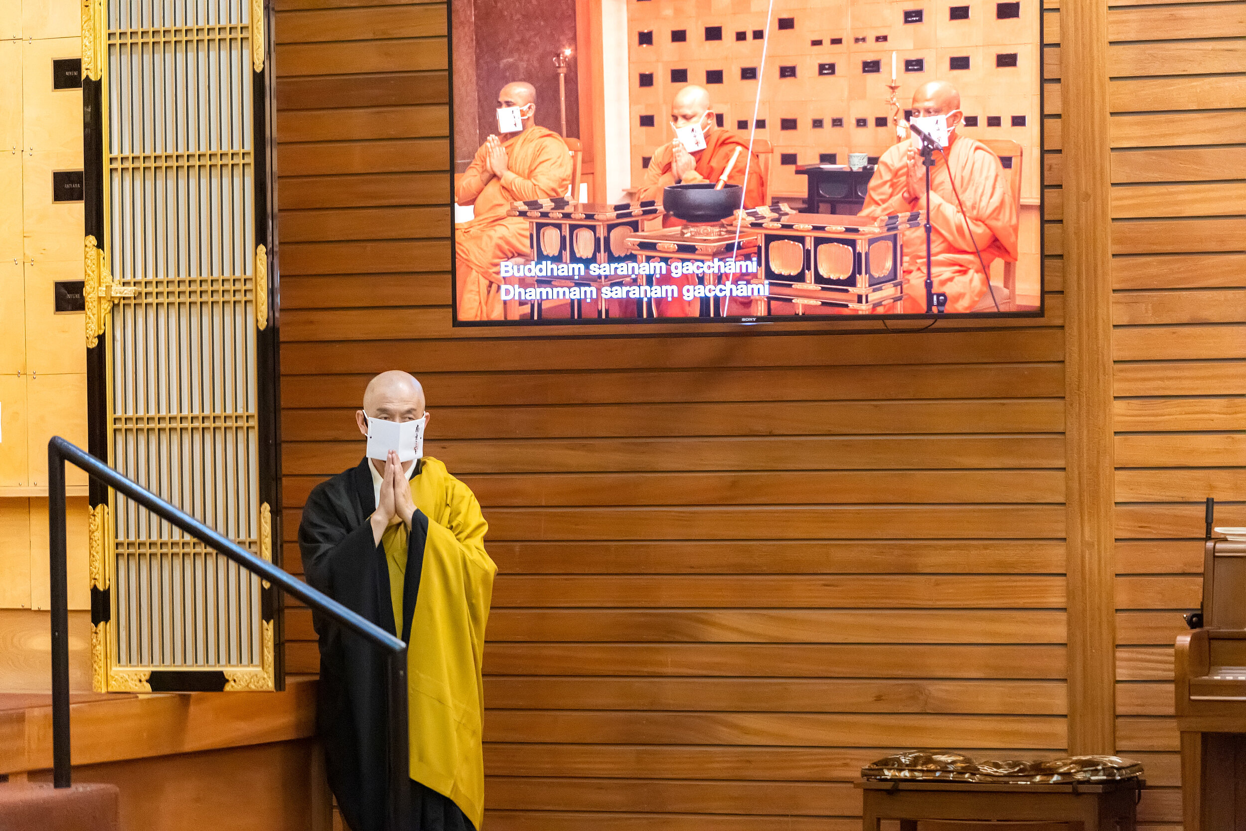 Rev. Shumyo Kojima during the recitation of the Three Refuges