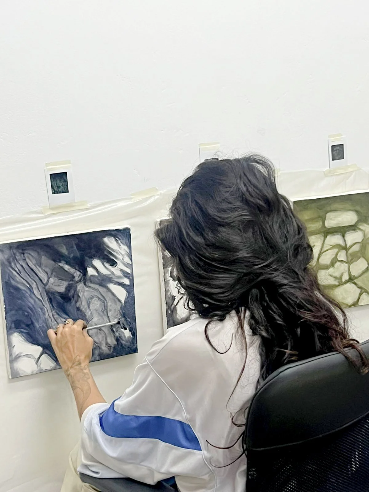 Mulher pintando um quadro em um ateliê de arte.
