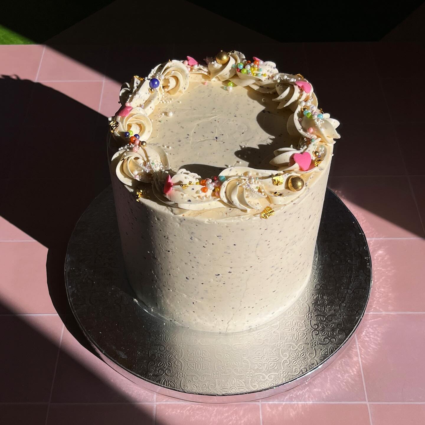 🎀🍭🌈🫧✨happy birthday @rainbowsparklesbabe !!!!! I hope it&rsquo;s the most magical day today🩷💕3 layers of vanilla buttermilk cake, wild mesquite passionfruit curd and torched Swiss x