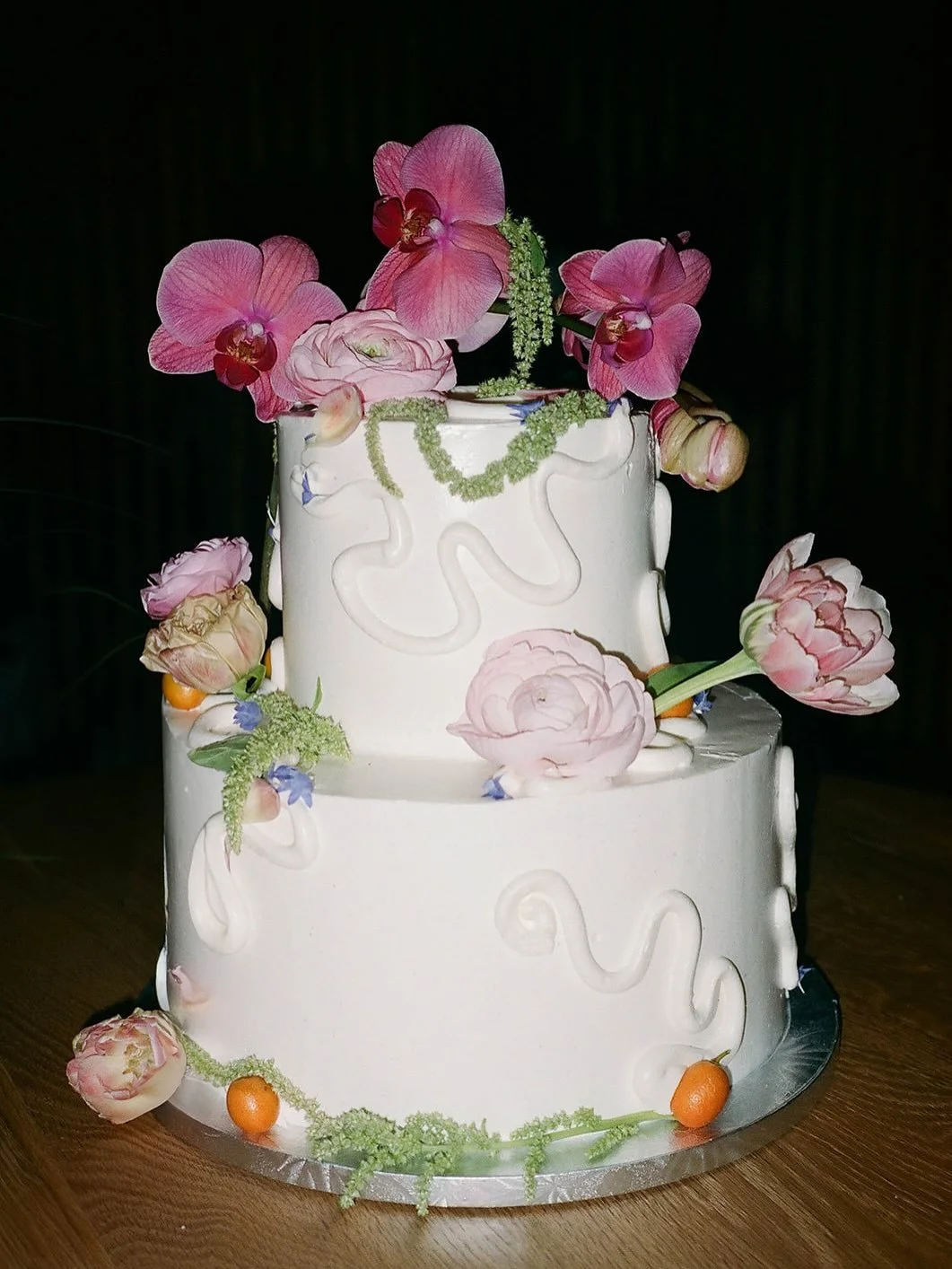 squiggs &amp; botanicals for Lee &amp; Daniel〰️🌸🍐a lil @bayousaintcake squigg moment🫶🏼Vendor Team:
Planning + Design: Moon Realm @moon__realm
Photo: Nikki Strekowski @nikkistrekowski_photo
Florals: Best Bud Floral @bestbudfloral
Catering + Bar: T