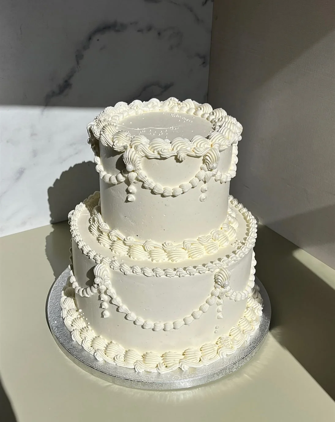 BACK FROM MY UNINTENDED SOCIAL MEDIA BREAK SO HI HELLO! The algorithm will punish me for it but ya know sometimes you just need to not feed the beast for a while to get some inner peace!🕊️💌some weddings cakes I forgot to post from Spring🌸last long