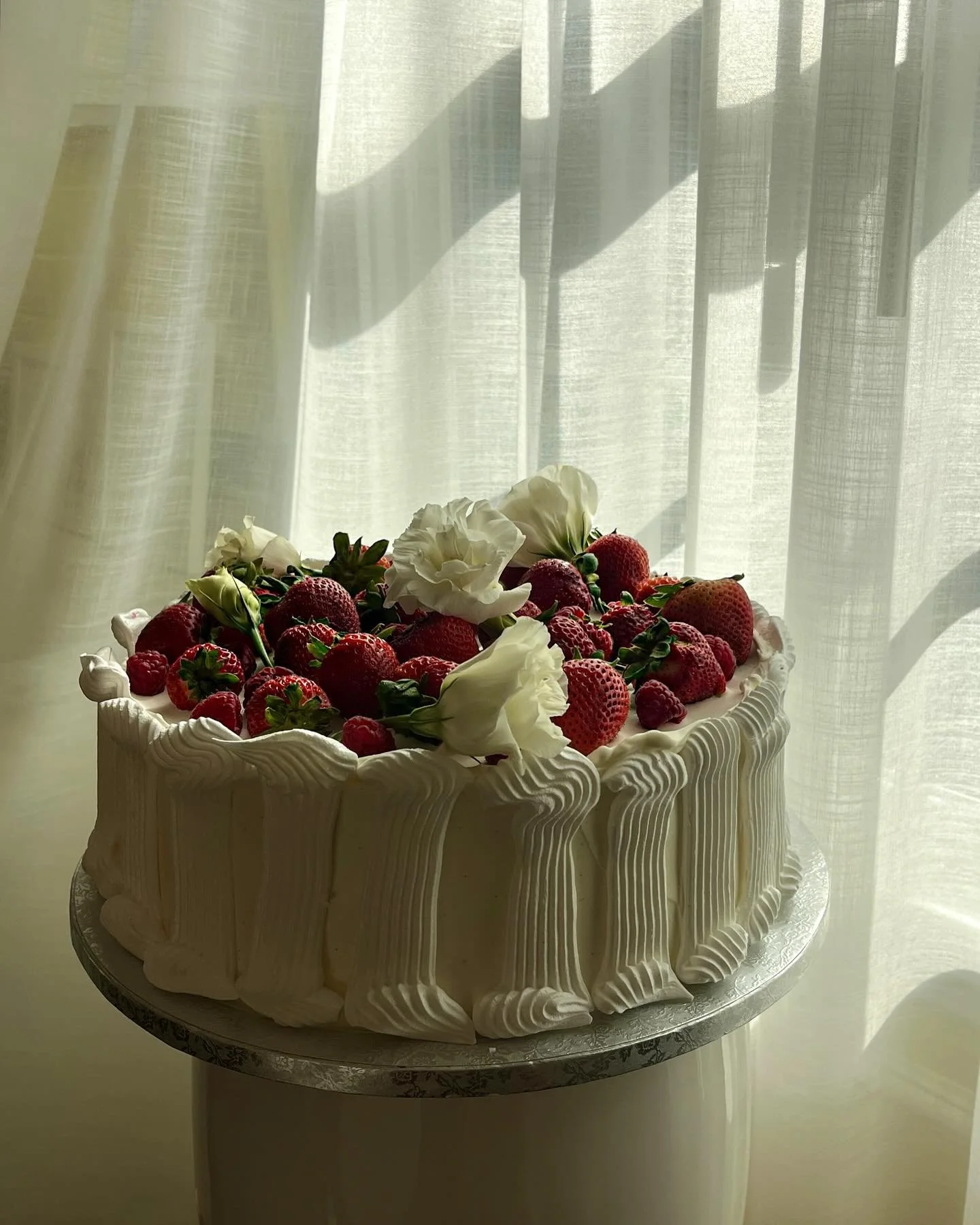 happy birthday to my favorite Casanova🇮🇹 @bellabroad closest I&rsquo;ll get to an older sister. I love you DEARLY❤️🍓almond chiffon, yuzu curd, mascarpone mousse and vanilla Swiss

#almondchiffon #vanillabean #lisianthus #PICNICbakedgoods #pioneert