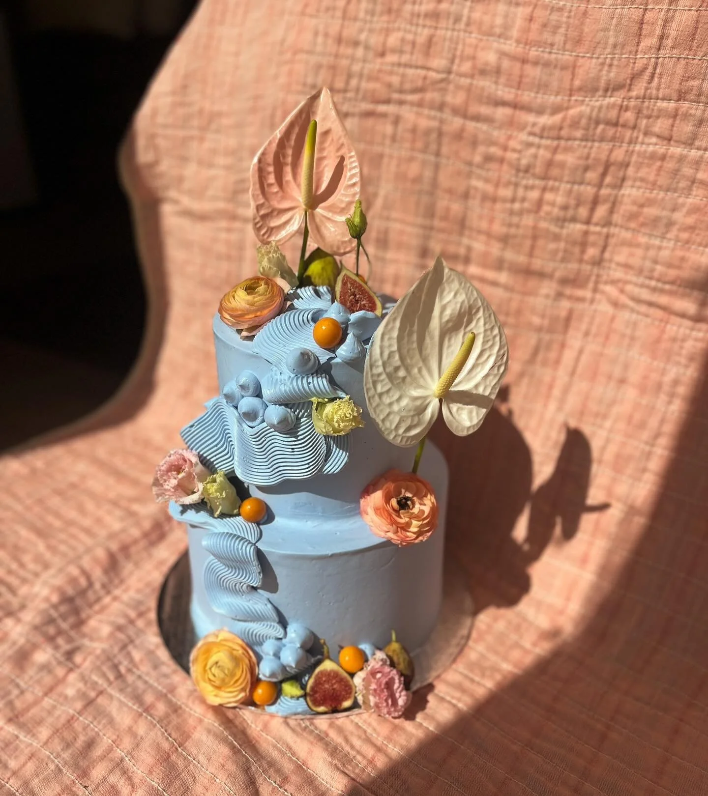 for Lauren &amp; Morgan last week. Riff on the original blue cake from almost two years ago now that just keeps giving💙🩵🤍pistachio chiffon, lavender lemon evoo curd, lav lemon soak and pistachio Swiss. This was also the first cake in four bloody y