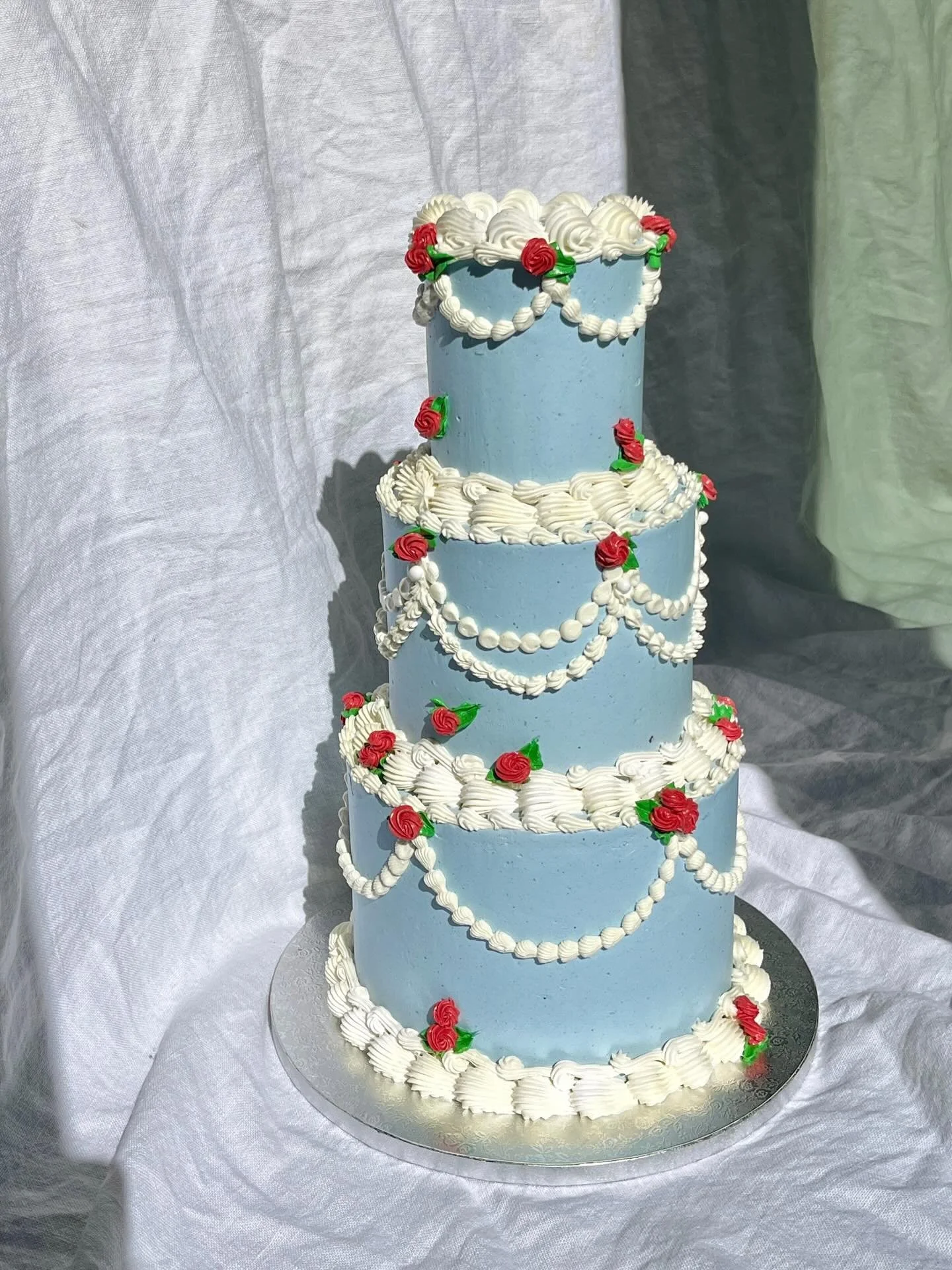 prettiest 3 tier baby for Soren &amp; Sam🩵🤍🌹🤍🩵congrats team!❣️❣️❣️vanilla chiffon with strawberries and whip bottom tier, middle and top tier are chocolate raspberry🫶🏼

#threetiercske #joshuatreewedding #babyblue #PICNICbakedgoods #pioneertown