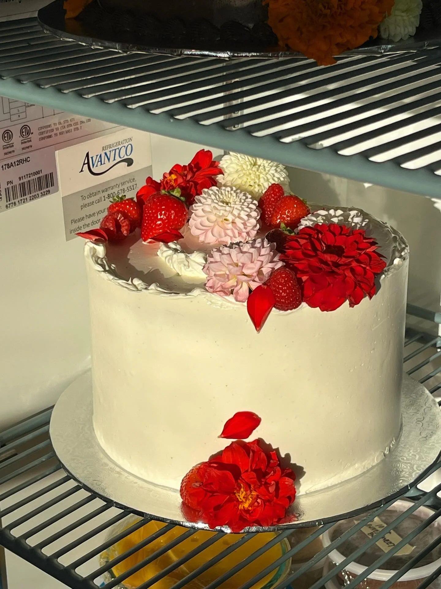 fuck it sometimes the best light is the fridge light. Sue me🤭❤️&zwj;🔥congrats to Natalie &amp; Arshad - vanilla buttermilk cake with passionfruit curd and coconut streusel, chocolate cake with yuzu marmalade, mocha mousse and candied cacao nibs❤️🤍