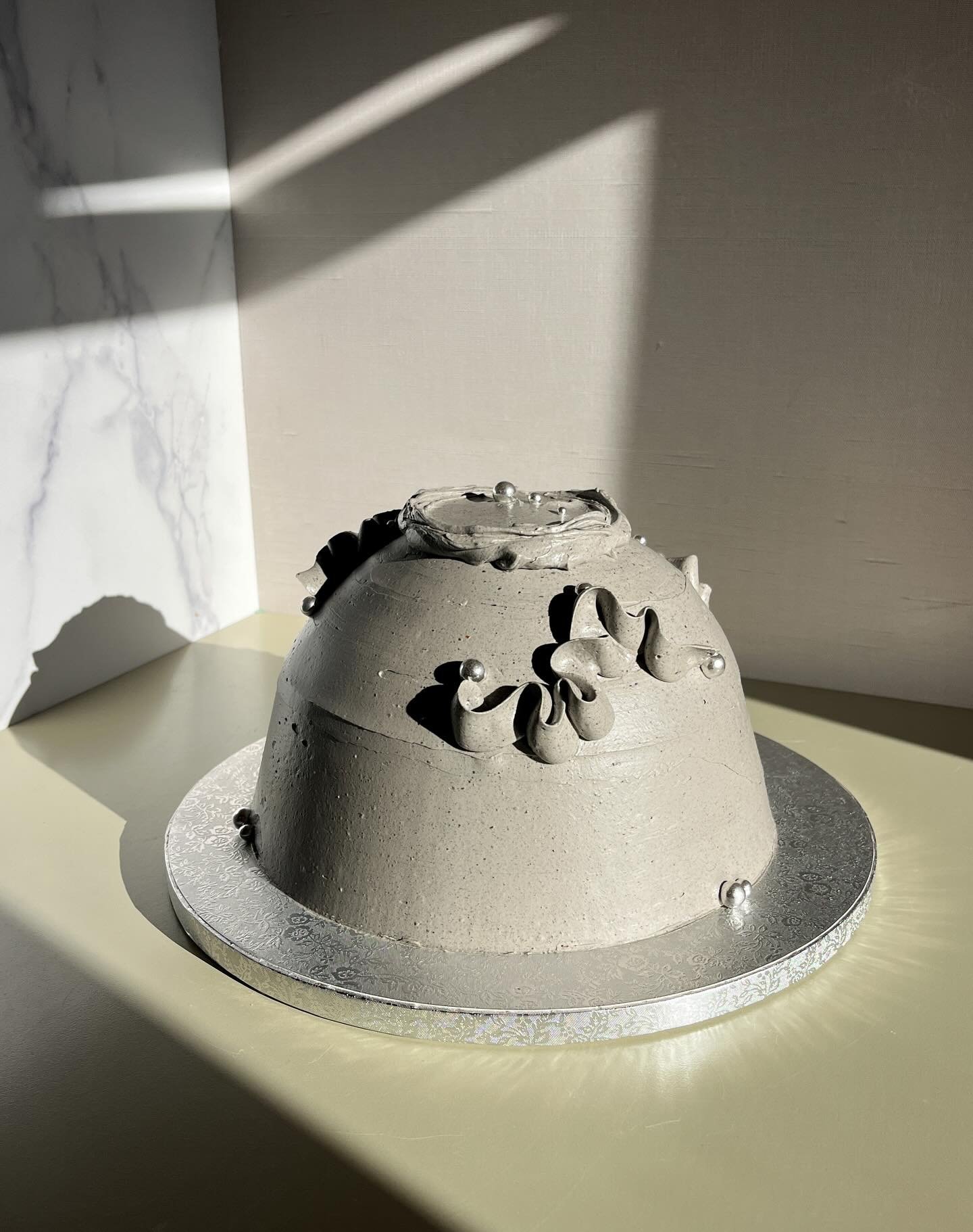 🪨 vanilla chiffon, toasted honey chocolate ganache, nori caramelized hazelnuts and black sesame Swiss🩶

#squiggles #birthdaycake #blacksesame #PICNICbakedgoods #pioneertown #vintagecake #vanilla #weddingcake #SMBC #baker #bakersofinstagram #layerca