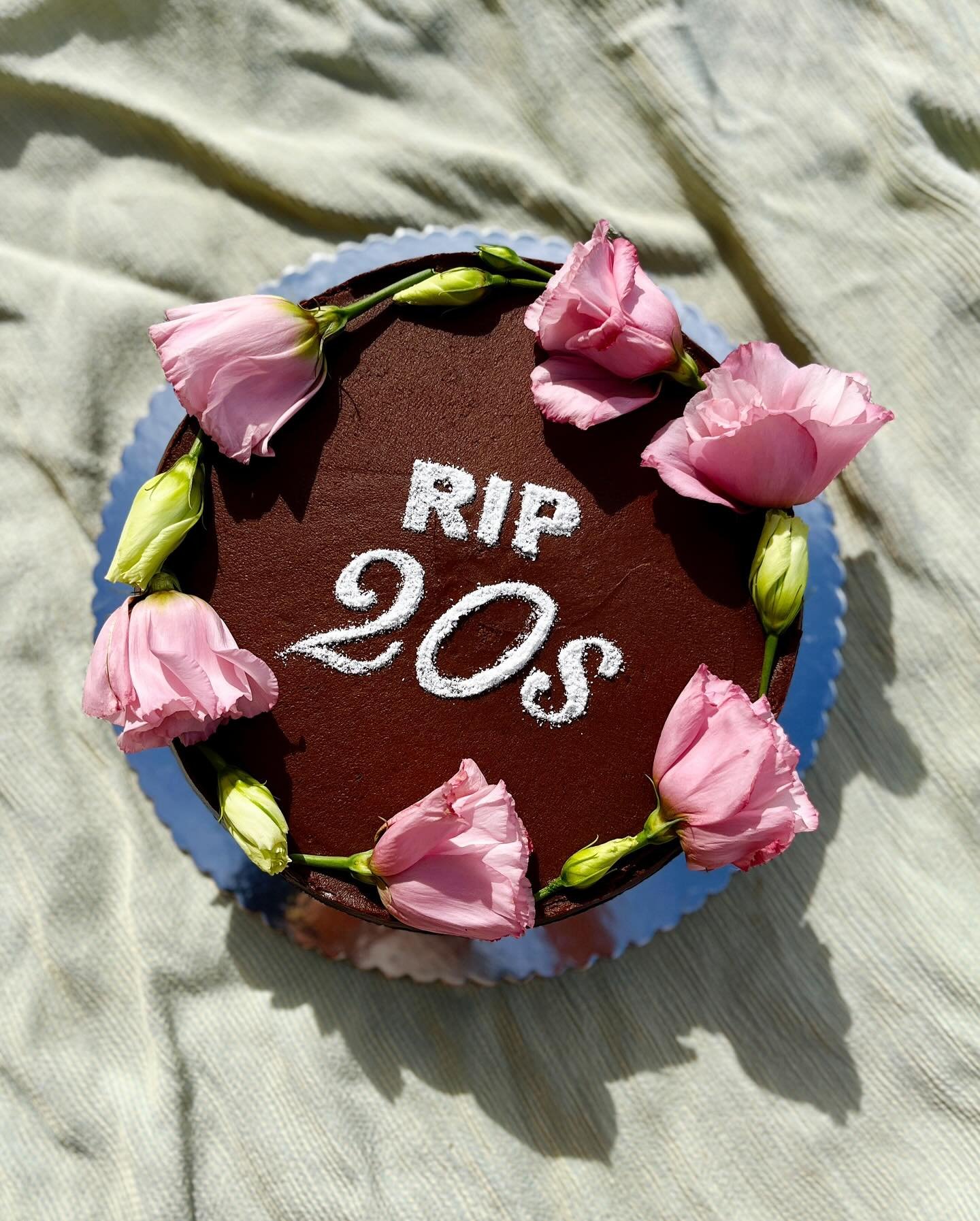 🪦🌸⚰️

#glutenfree #birthdaycake #dairyfree #PICNICbakedgoods #pioneertown #vintagecake #vanilla #weddingcake #SMBC #baker #bakersofinstagram #layercake #tieredcake #cakedecorating #cottagebakery #wedding #desertwedding #SMBC #joshuatree #desert #ca